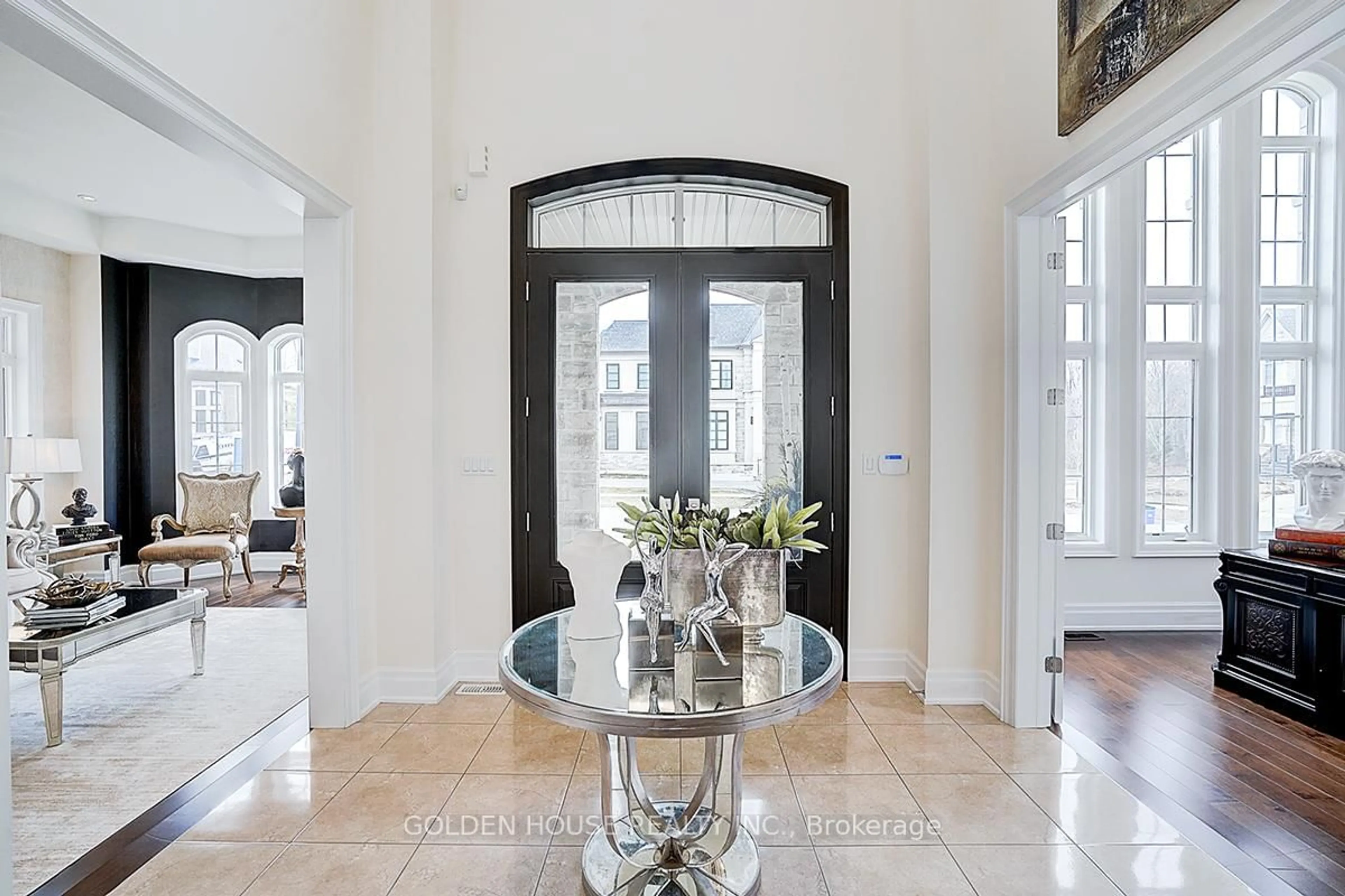 Indoor entryway for 150 ELMERS Lane, King Ontario L7B 0P5