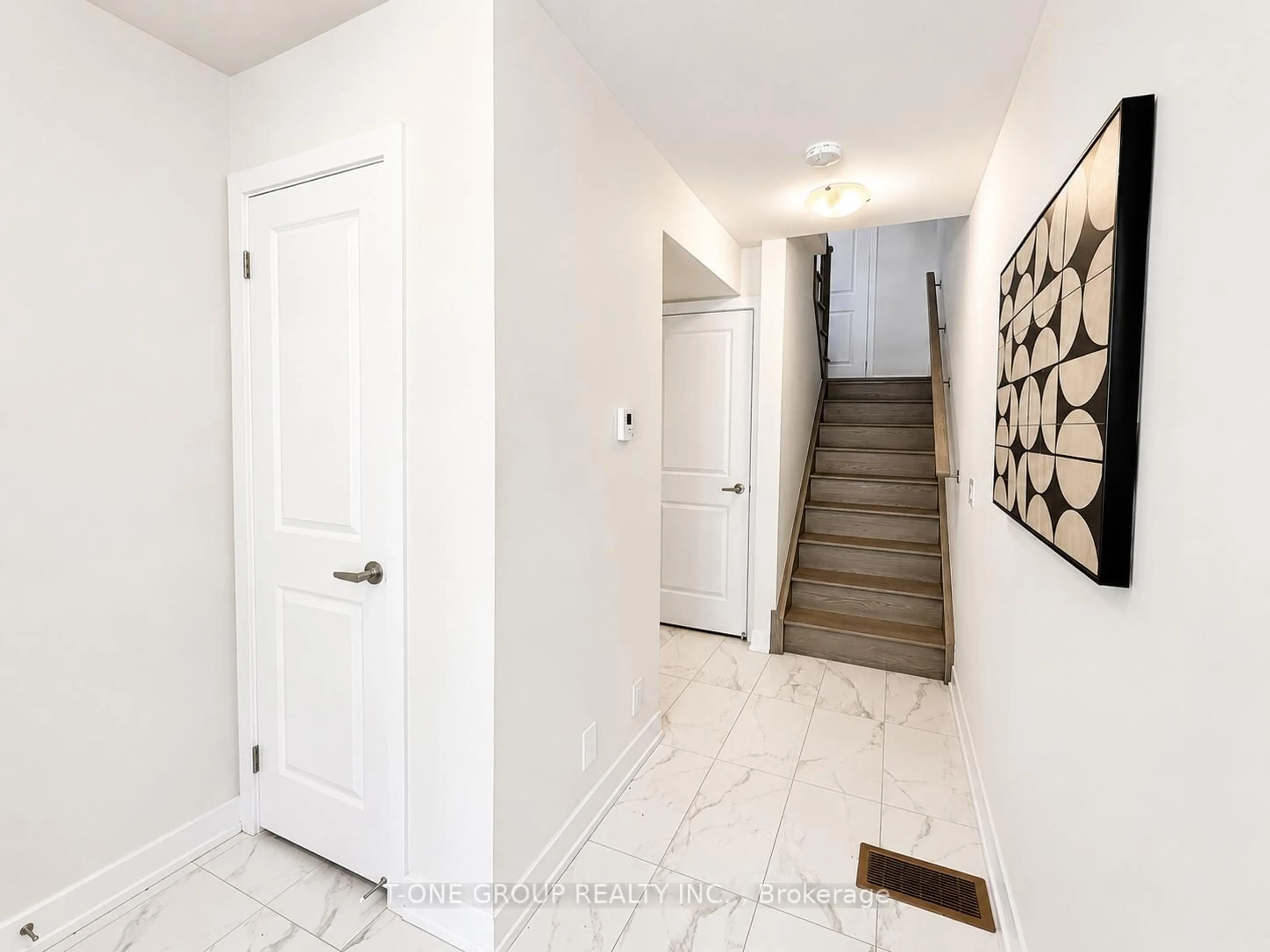 Indoor entryway for 21 Gilbert Wright Ave, Markham Ontario L6B 1H8
