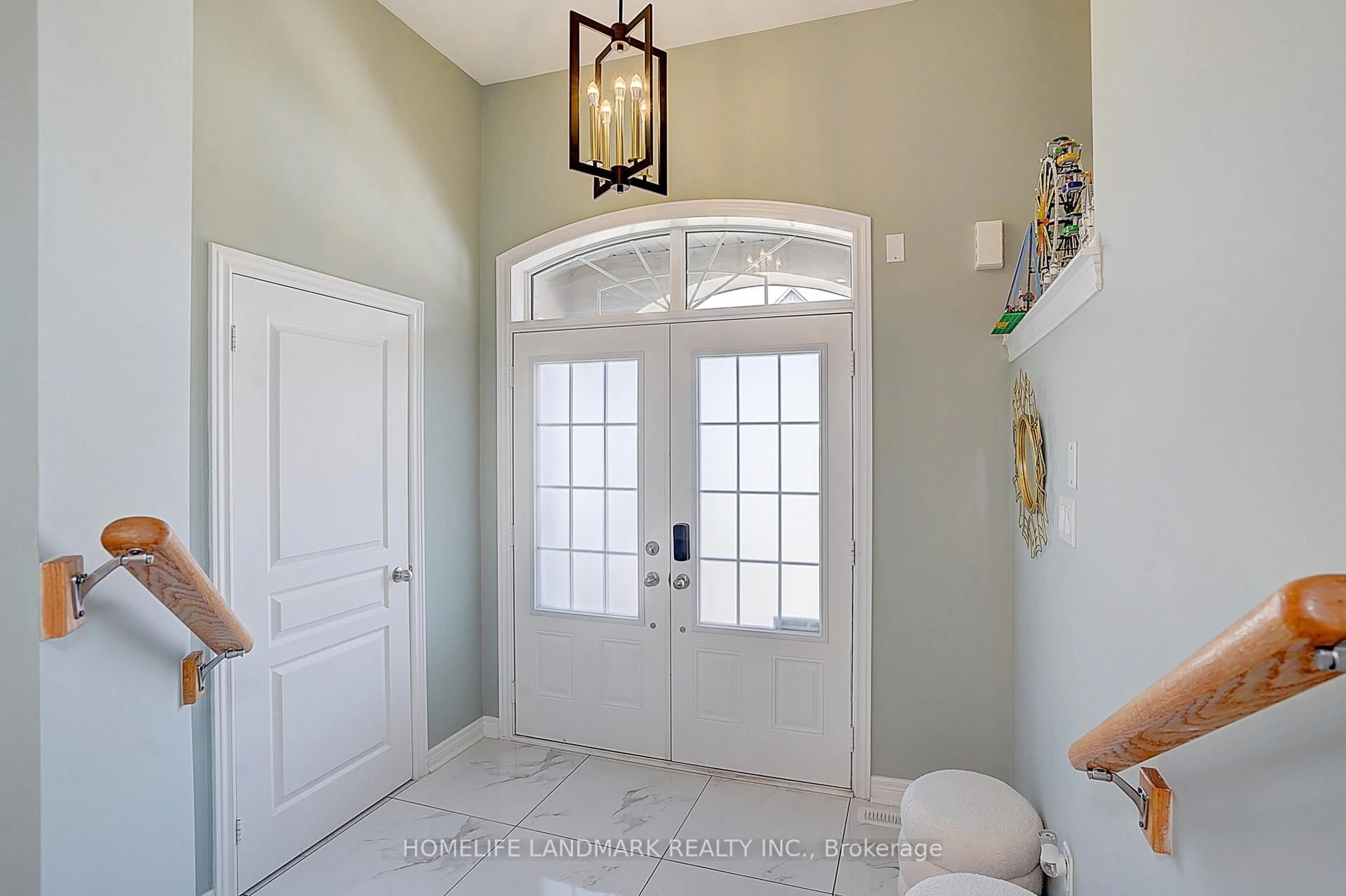 Indoor entryway for 328 Baker Hill Blvd, Whitchurch-Stouffville Ontario L4A 4P3