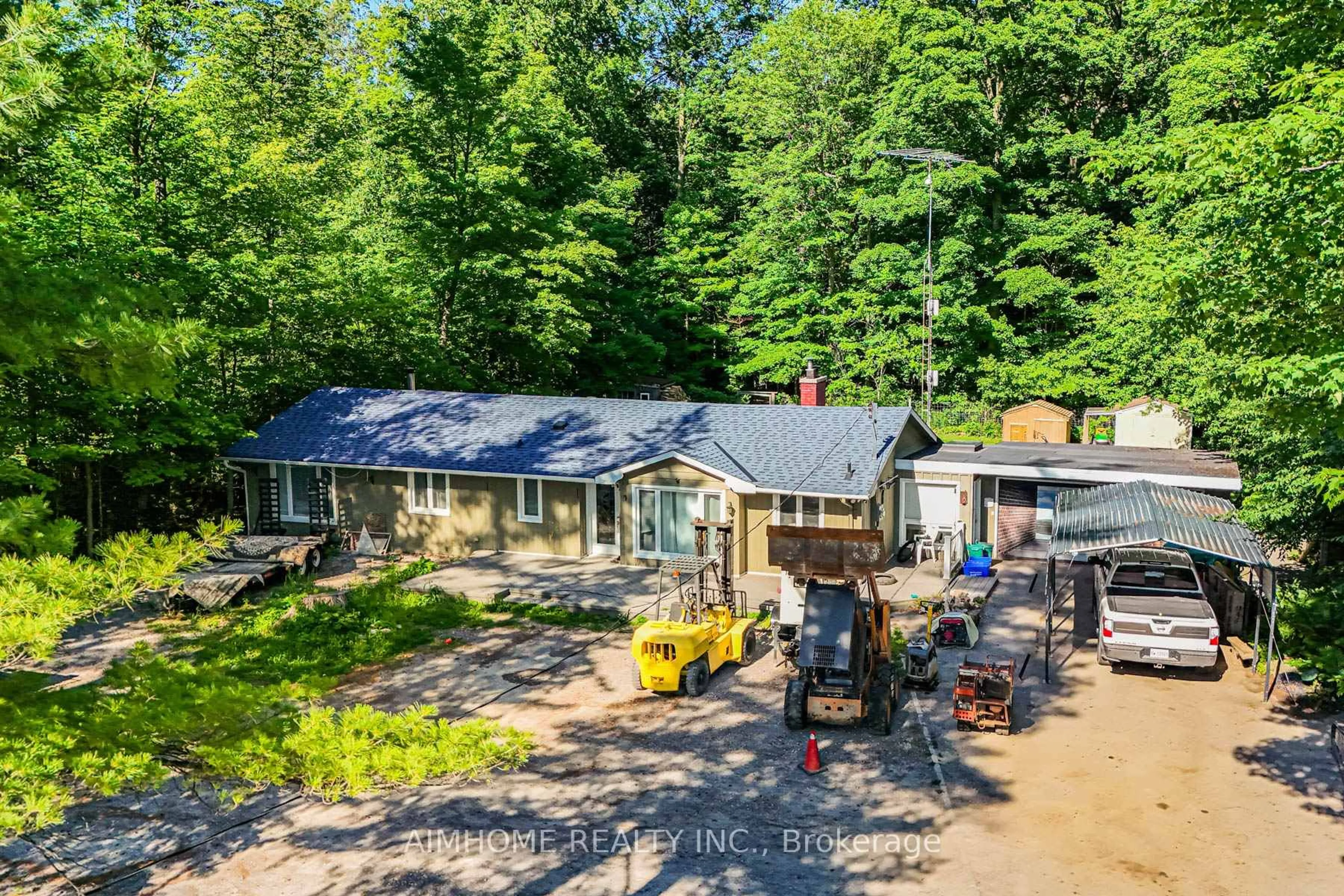 A pic from outside/outdoor area/front of a property/back of a property/a pic from drone, unknown for 12827 Leslie St, Richmond Hill Ontario L4E 1A2