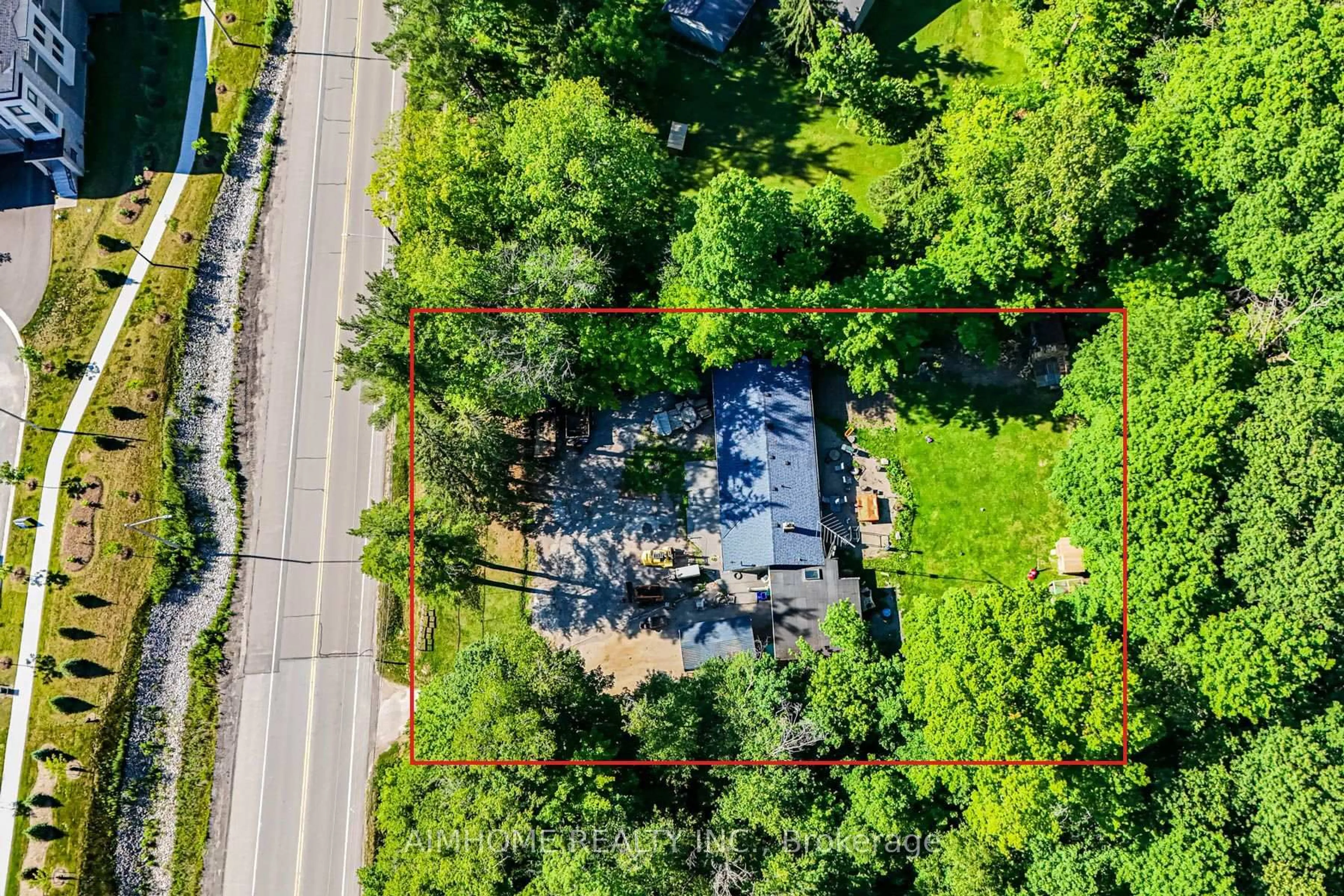 A pic from outside/outdoor area/front of a property/back of a property/a pic from drone, street for 12827 Leslie St, Richmond Hill Ontario L4E 1A2