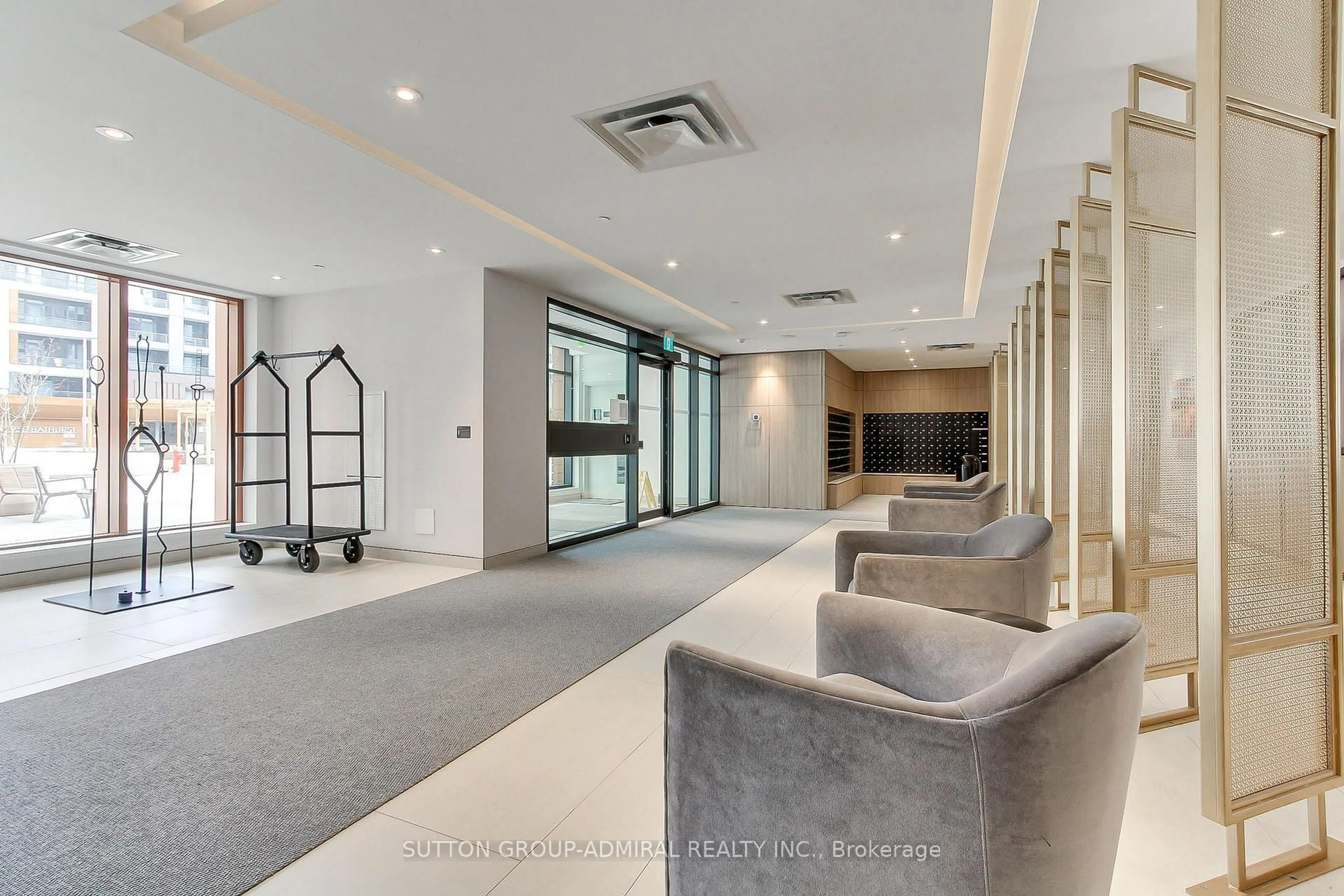 Indoor foyer for 8 Beverley Glen #413, Vaughan Ontario L4J 0L5