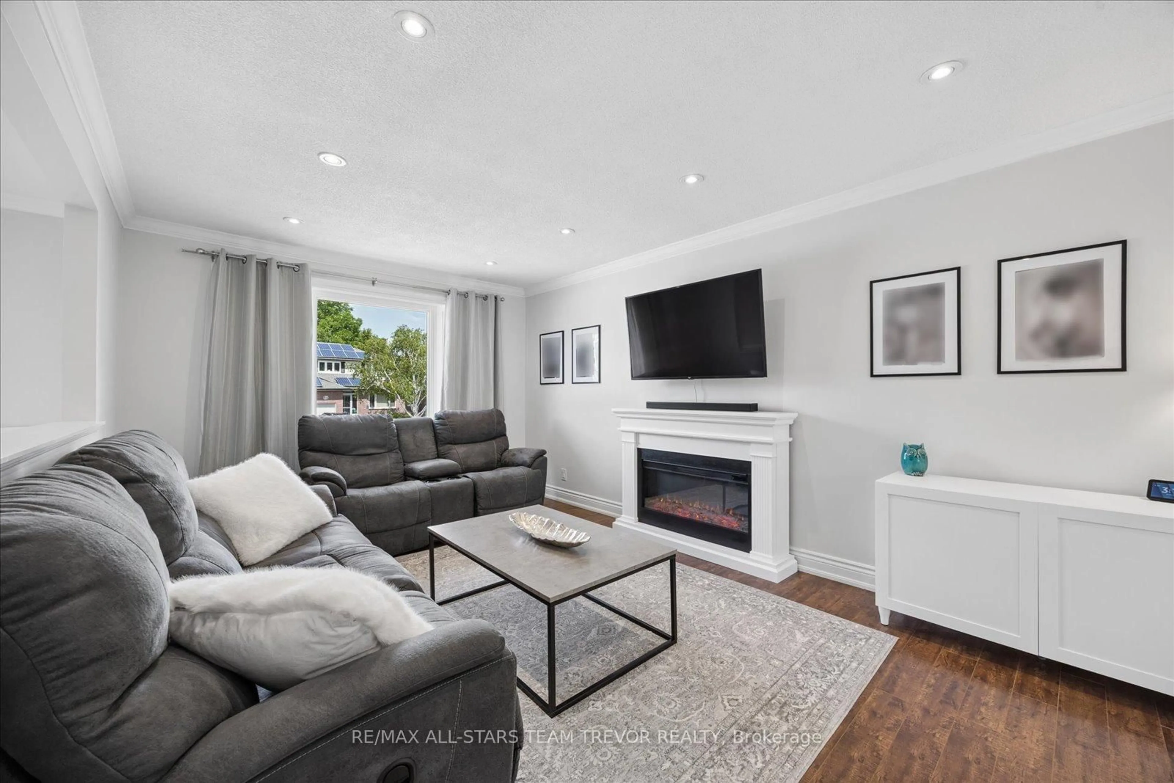 Living room with furniture, unknown for 46 Windover Dr, Georgina Ontario L4P 3L9
