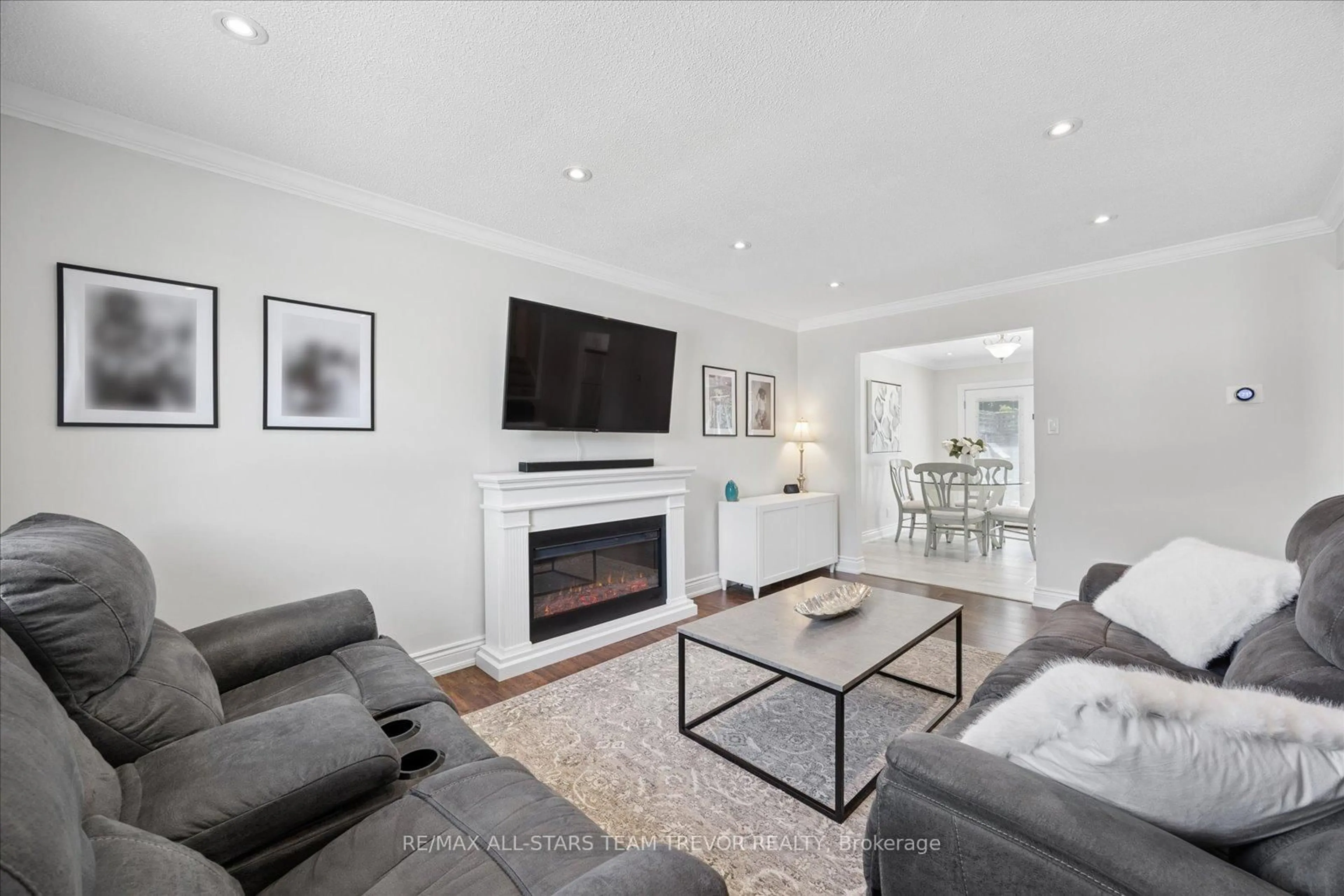 Living room with furniture, unknown for 46 Windover Dr, Georgina Ontario L4P 3L9