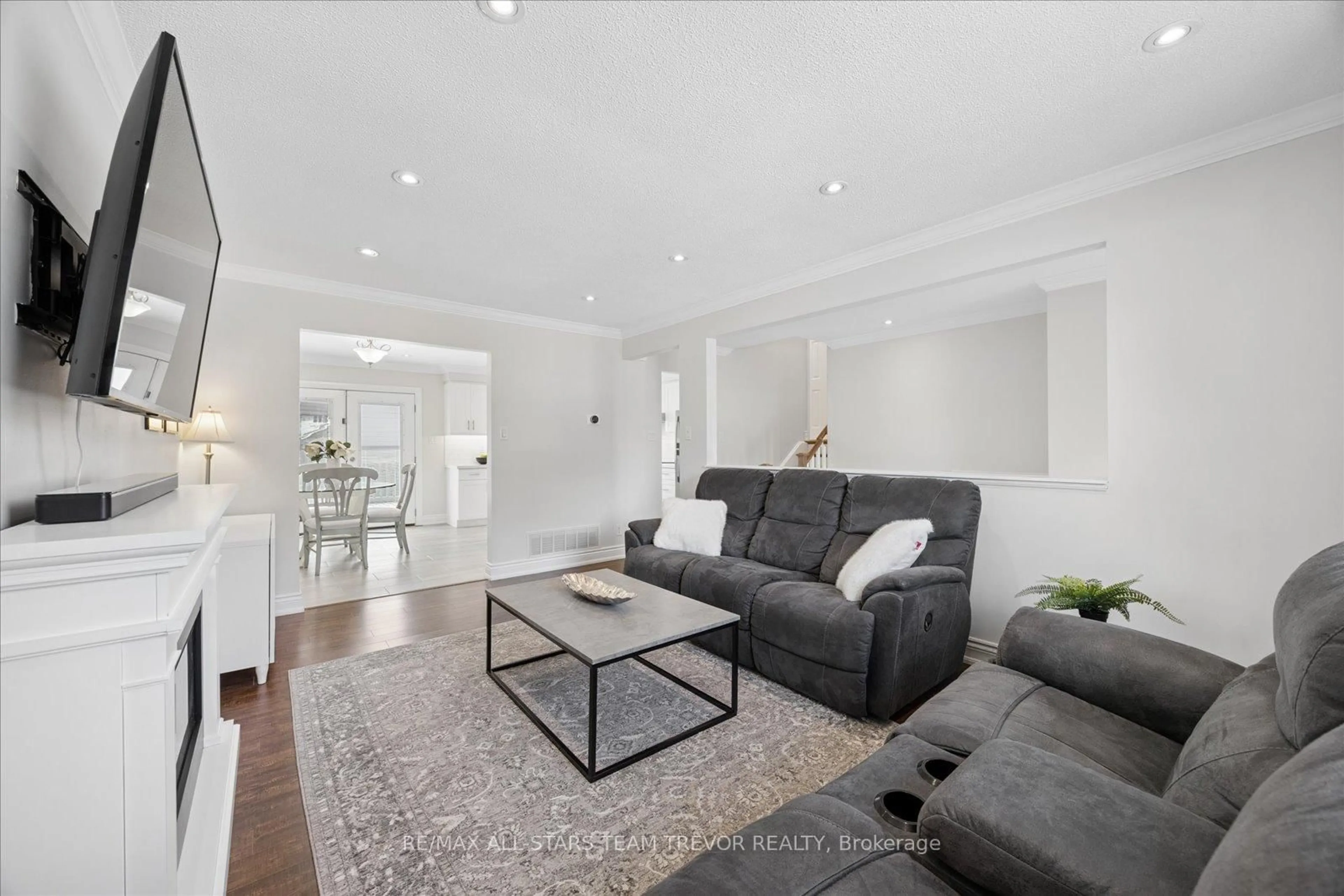 Living room with furniture, unknown for 46 Windover Dr, Georgina Ontario L4P 3L9