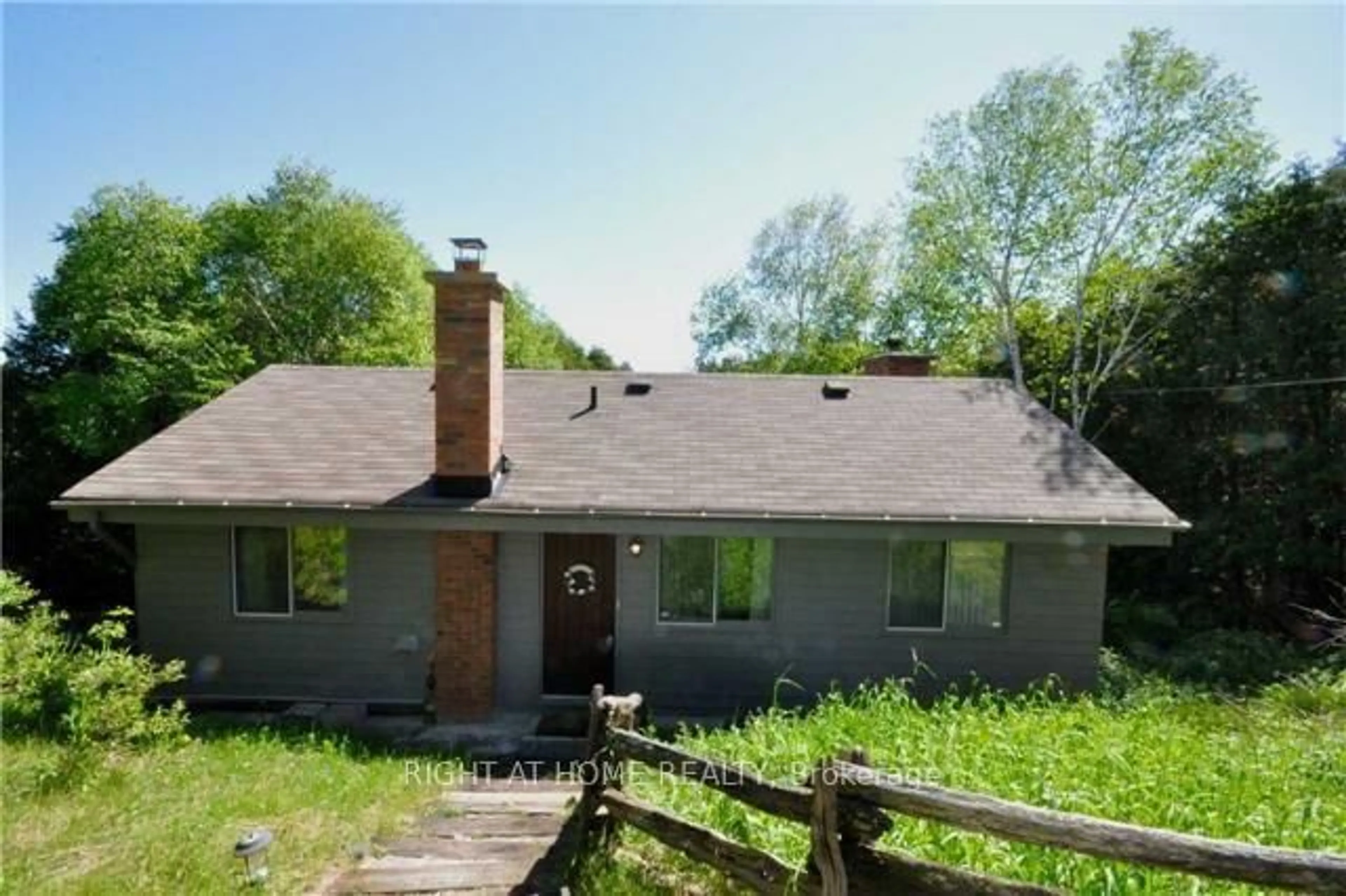 A pic from outside/outdoor area/front of a property/back of a property/a pic from drone, unknown for 2644 Herald Rd, East Gwillimbury Ontario L0G 1V0