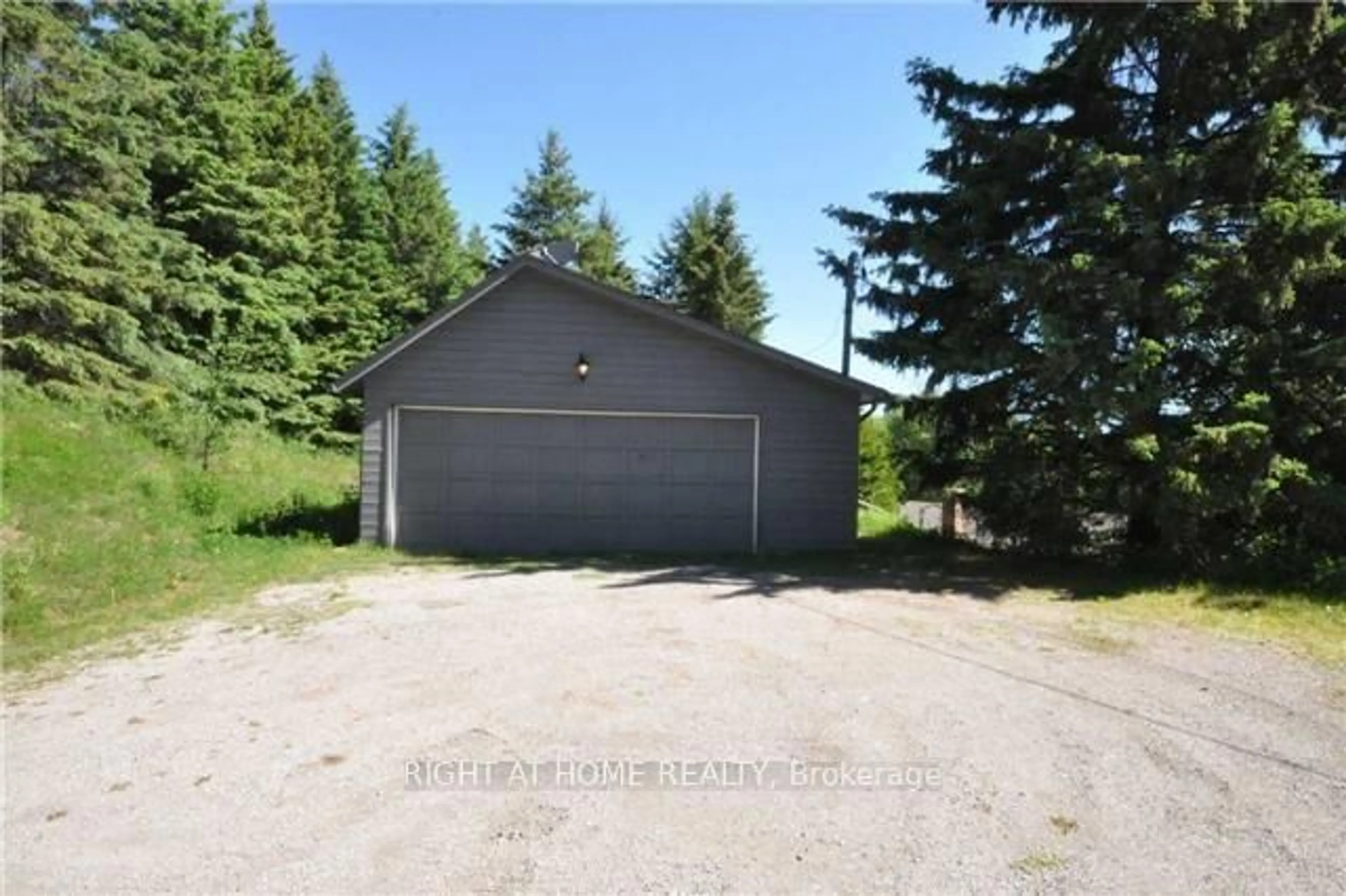 Indoor garage for 2644 Herald Rd, East Gwillimbury Ontario L0G 1V0