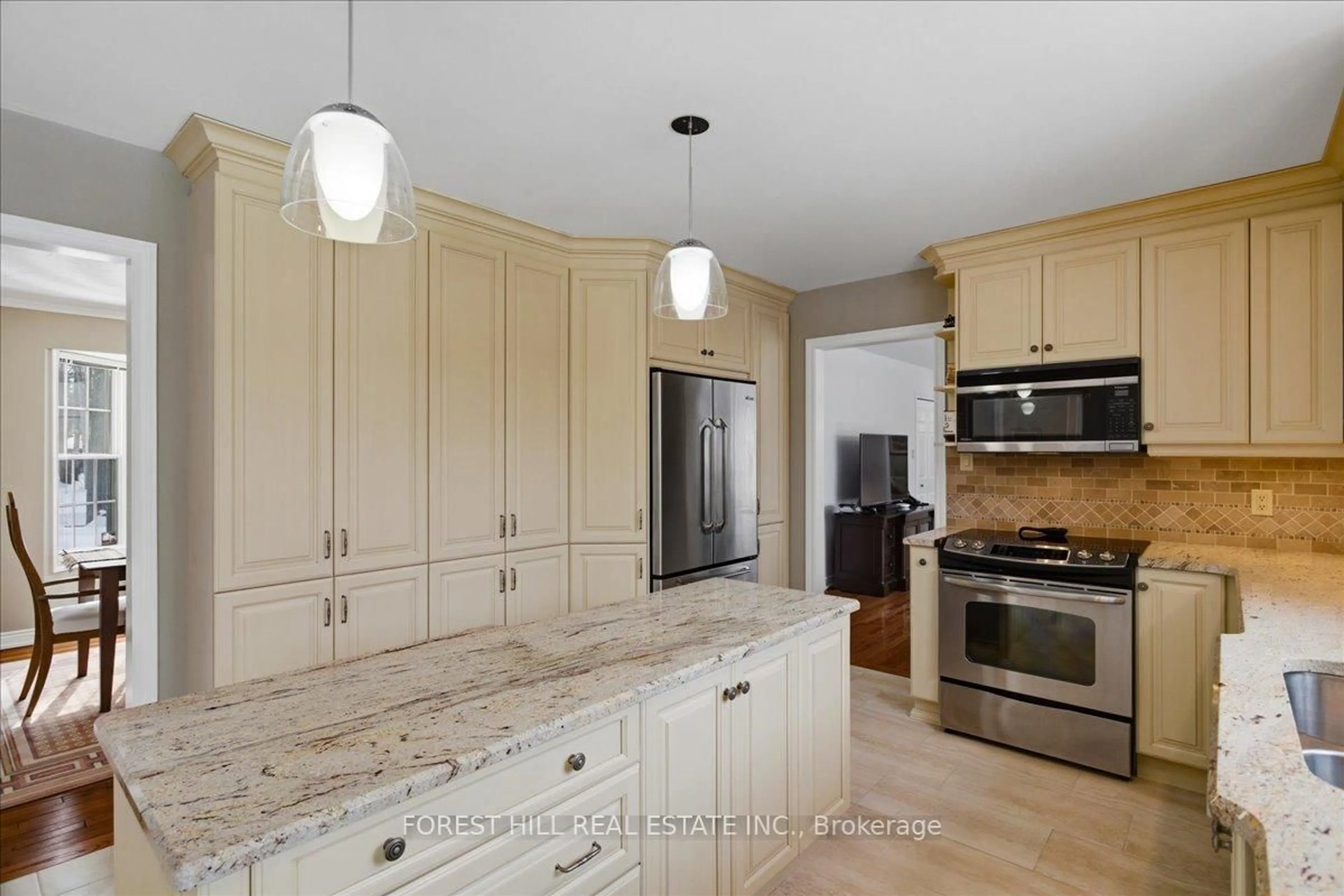 Open concept kitchen, ceramic/tile floor for 1836 Quantz Cres, Innisfil Ontario L9S 1X2