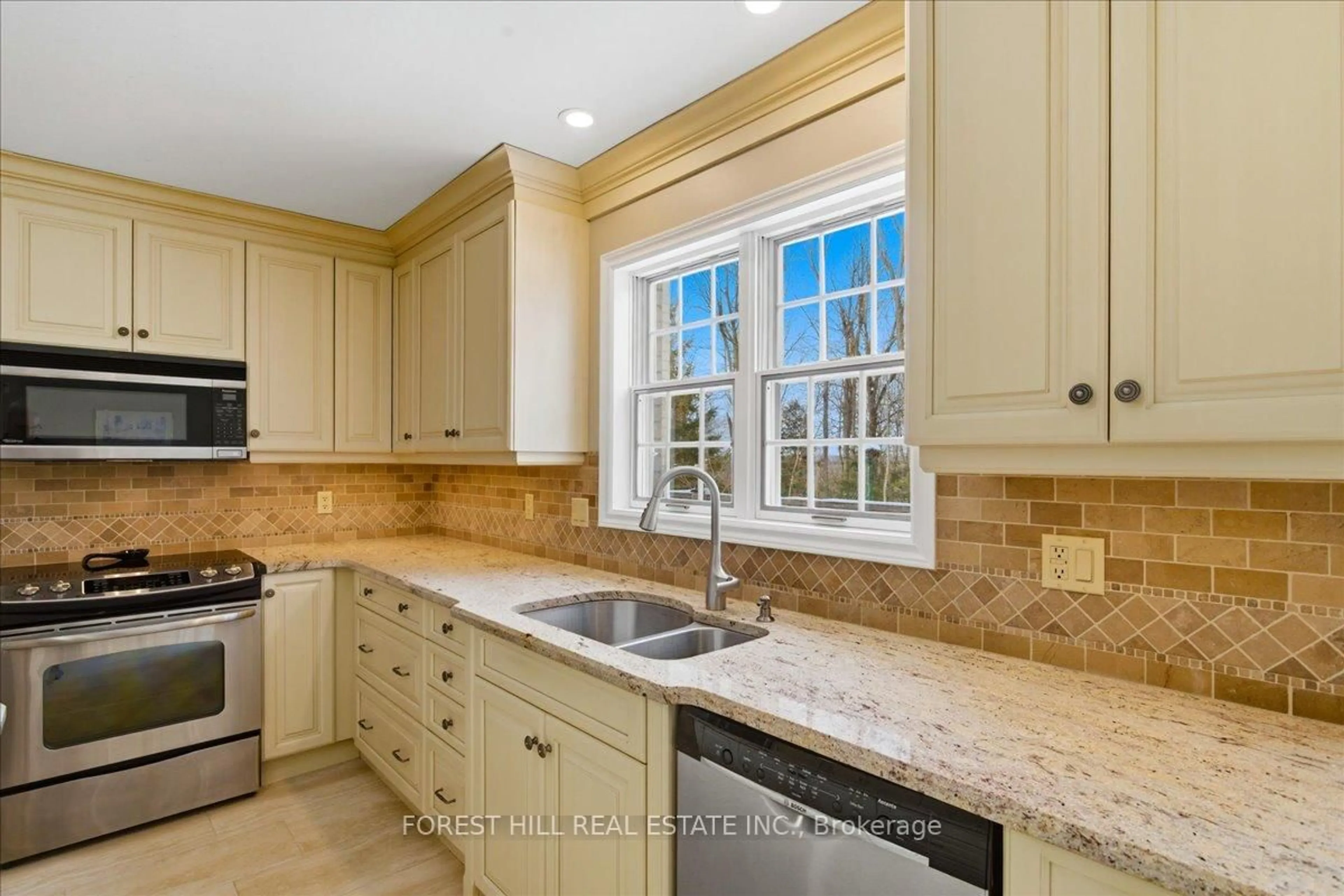 Open concept kitchen, ceramic/tile floor for 1836 Quantz Cres, Innisfil Ontario L9S 1X2