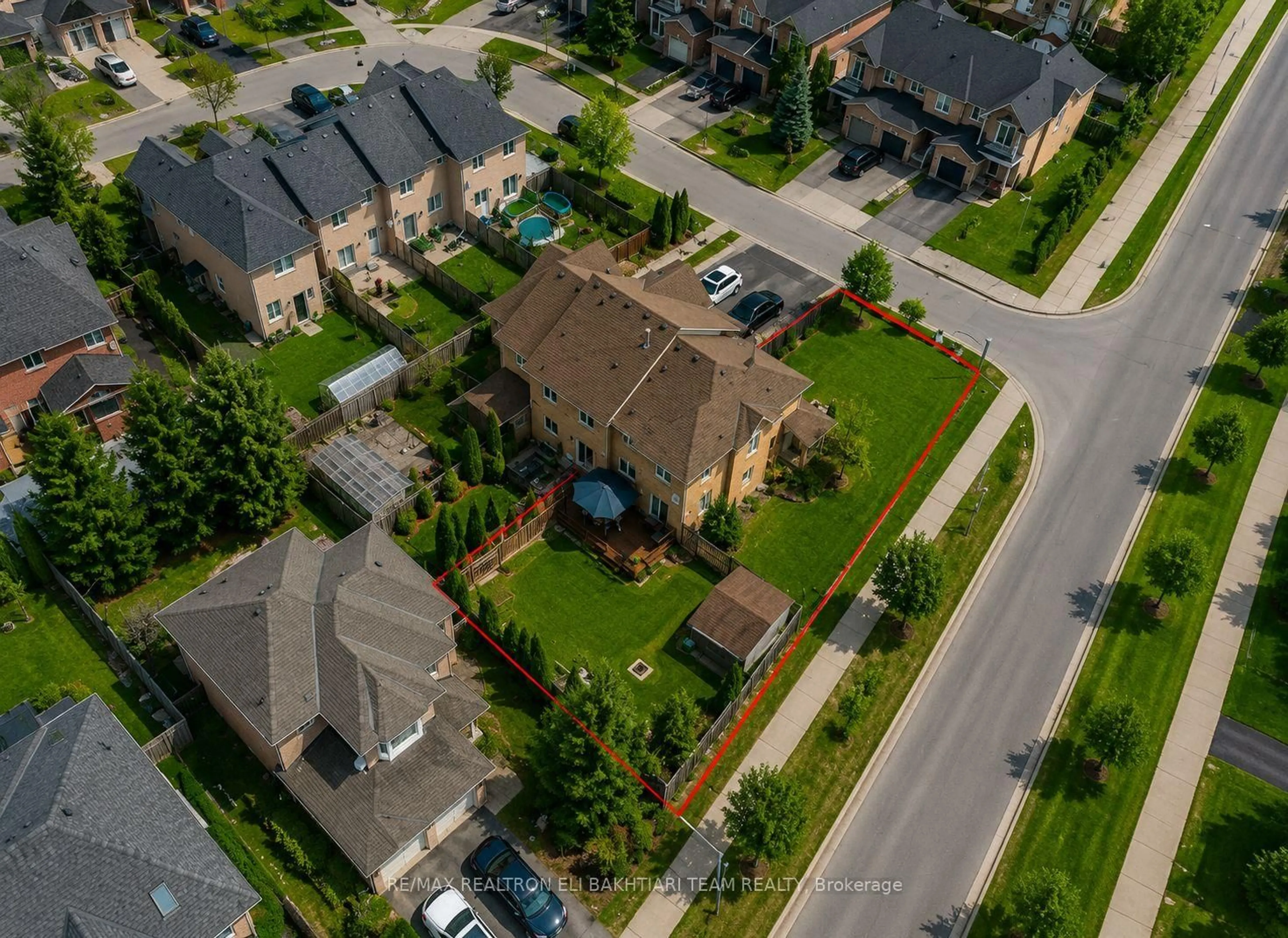 A pic from outside/outdoor area/front of a property/back of a property/a pic from drone, street for 133 Long Point Dr, Richmond Hill Ontario L4E 3Z6