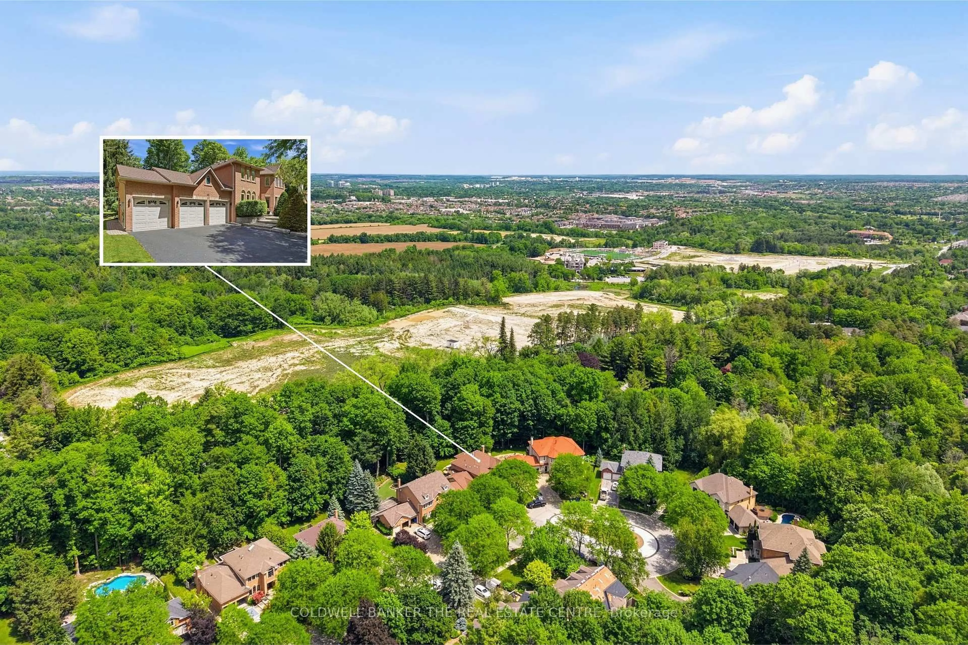 A pic from outside/outdoor area/front of a property/back of a property/a pic from drone, water/lake/river/ocean view for 49 Falling Leaf Crt, Aurora Ontario L4G 6K6