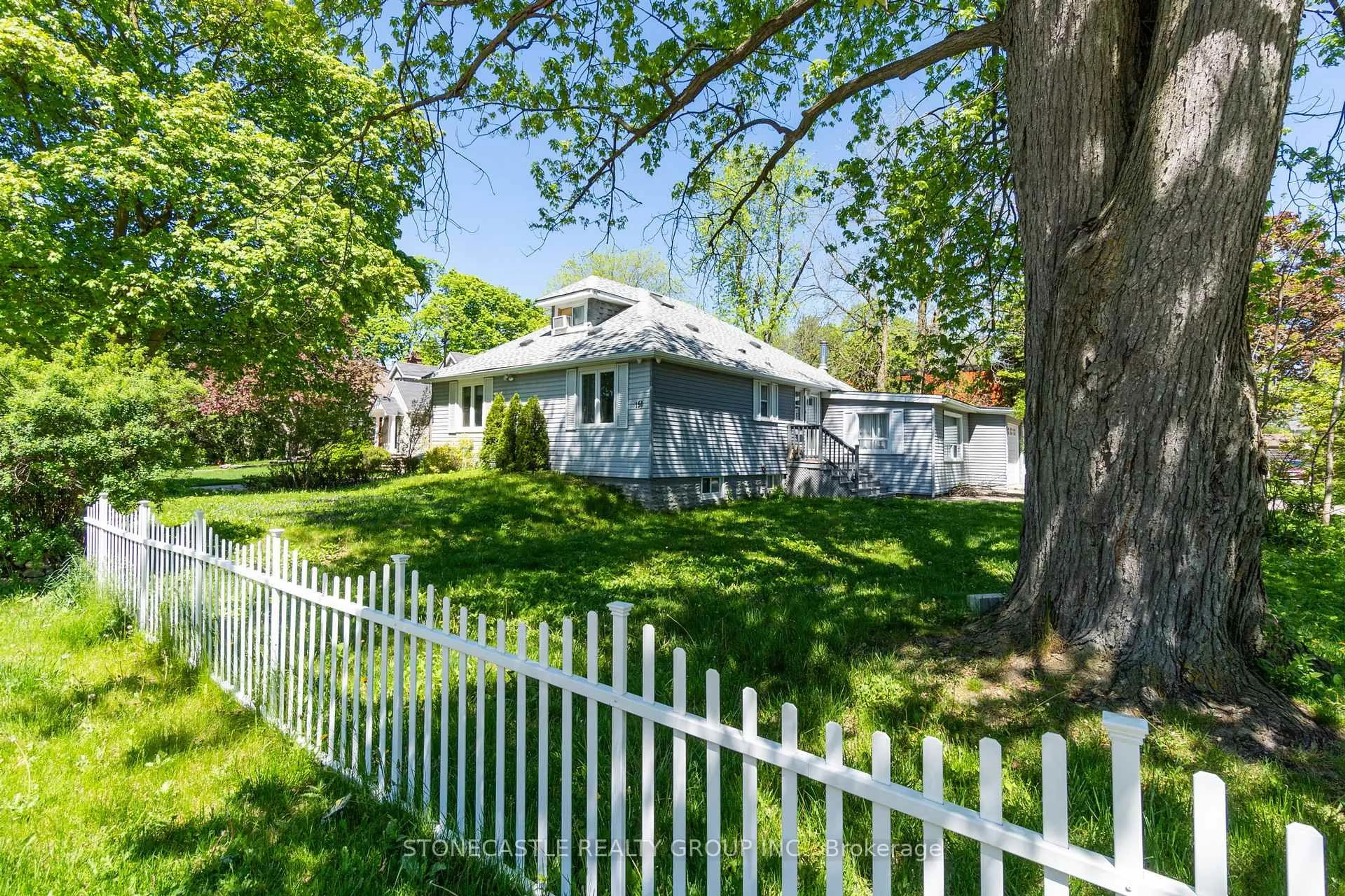 A pic from outside/outdoor area/front of a property/back of a property/a pic from drone, street for 151 Richmond St, Richmond Hill Ontario L4C 3Y7