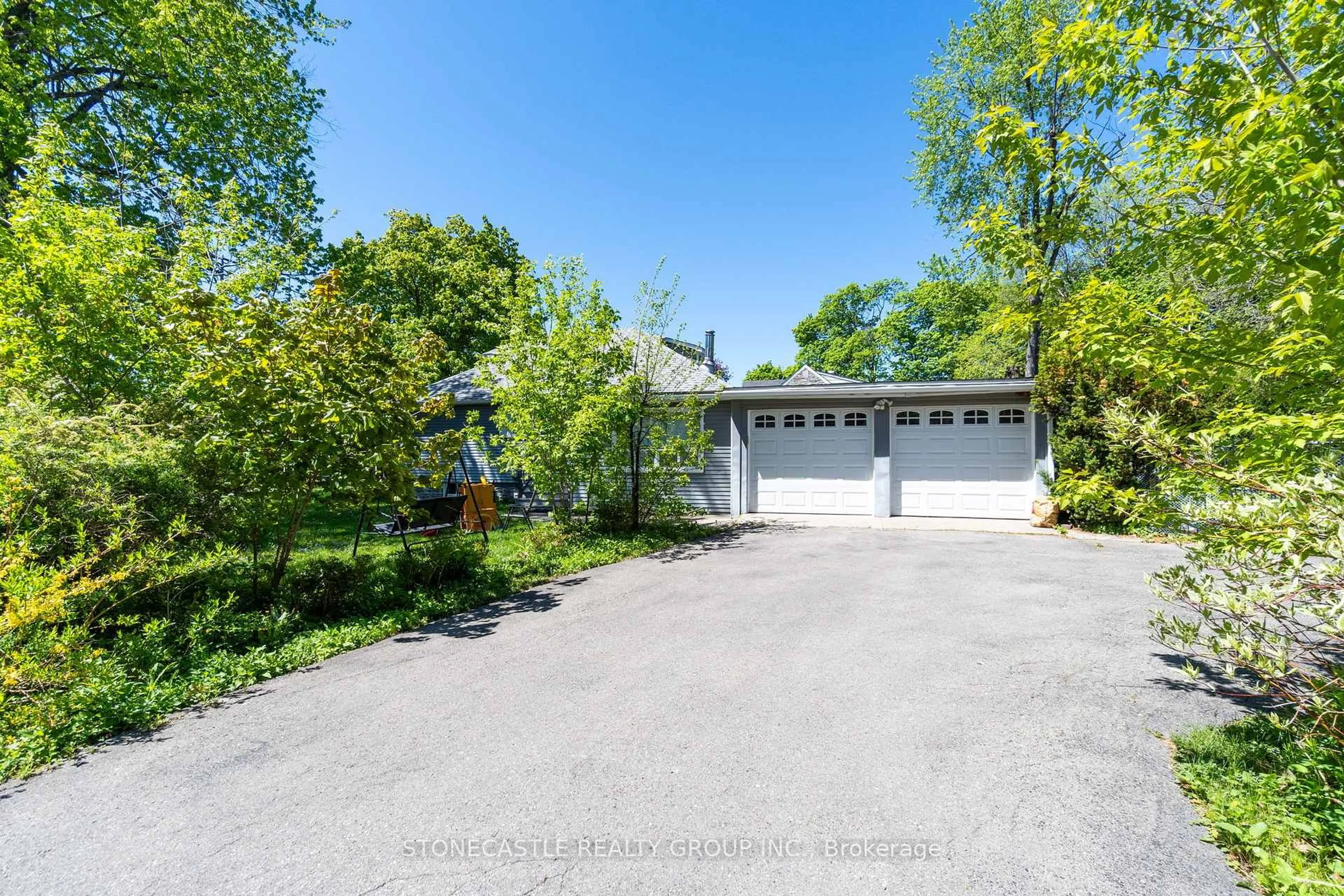 A pic from outside/outdoor area/front of a property/back of a property/a pic from drone, street for 151 Richmond St, Richmond Hill Ontario L4C 3Y7