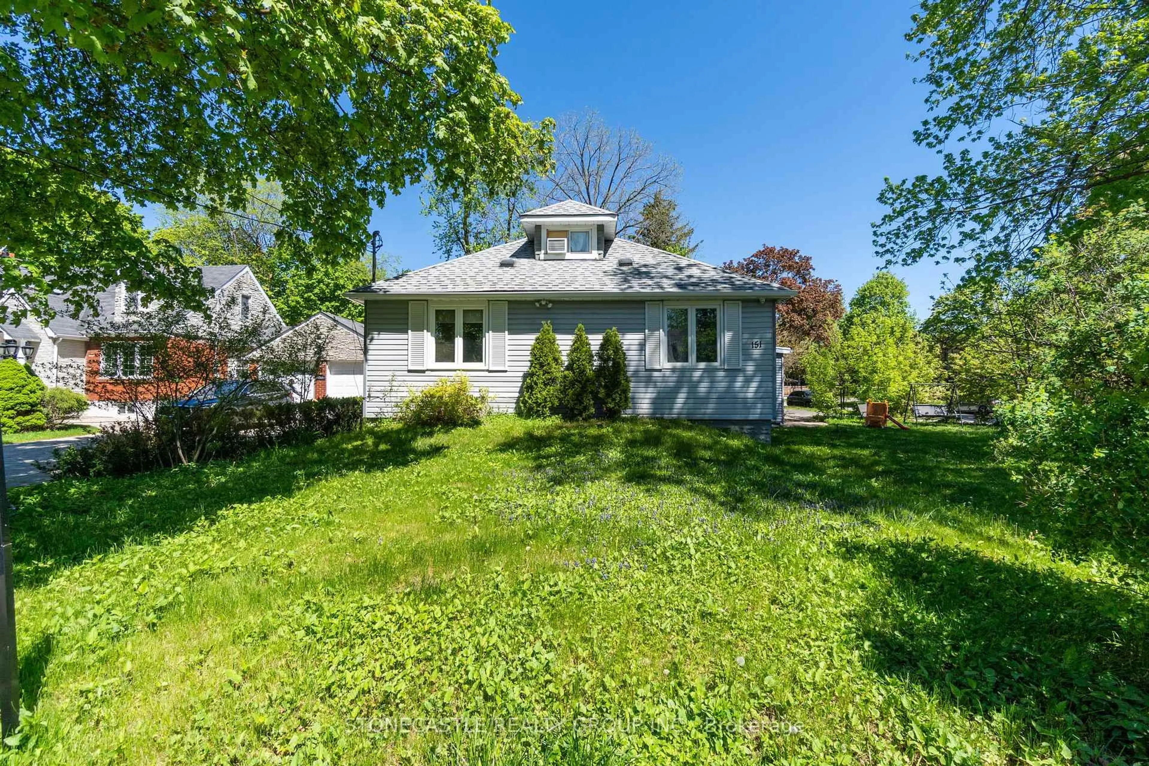A pic from outside/outdoor area/front of a property/back of a property/a pic from drone, street for 151 Richmond St, Richmond Hill Ontario L4C 3Y7