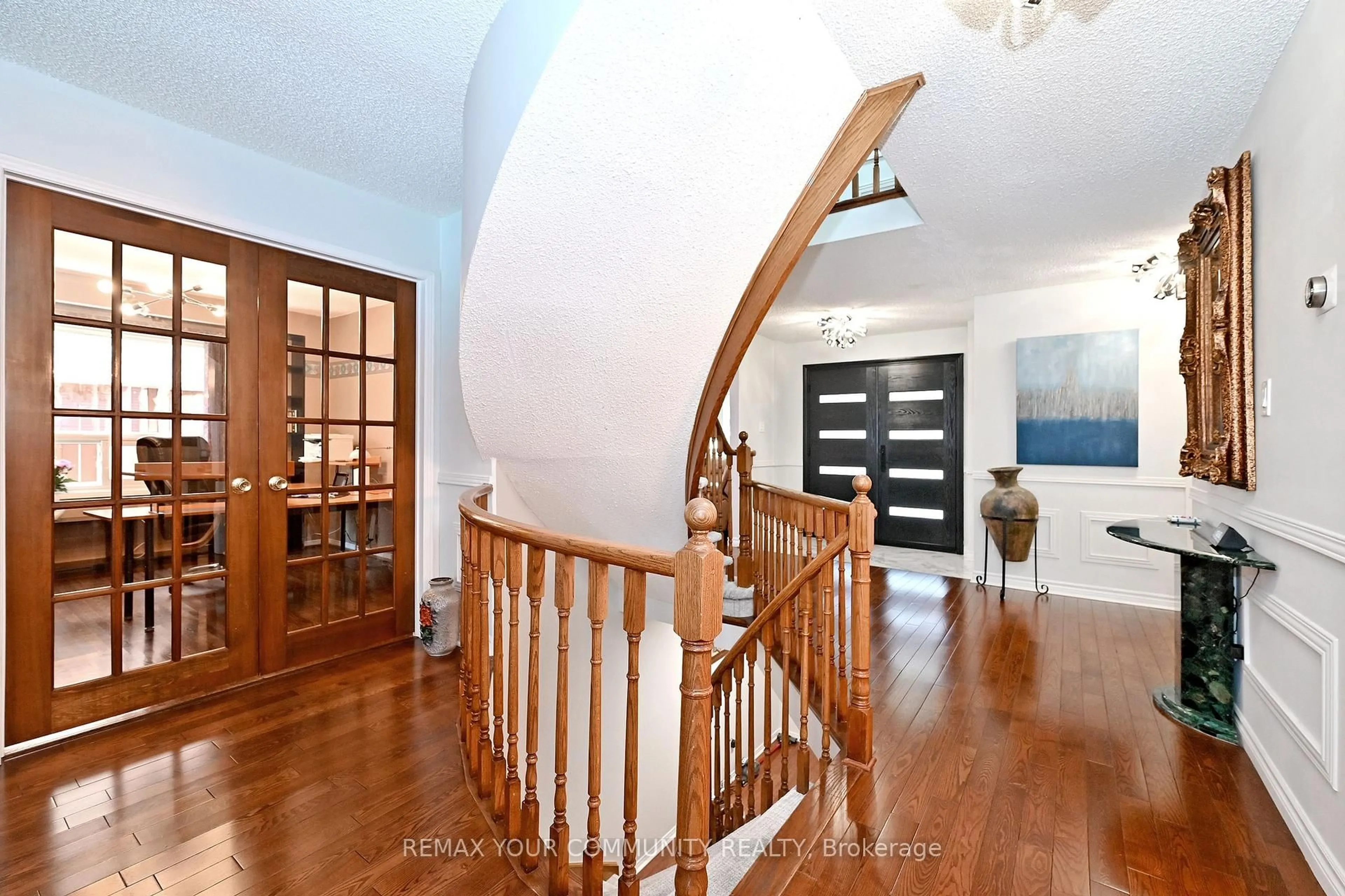 Indoor foyer for 48 Haskell Cres, Aurora Ontario L4G 5T3