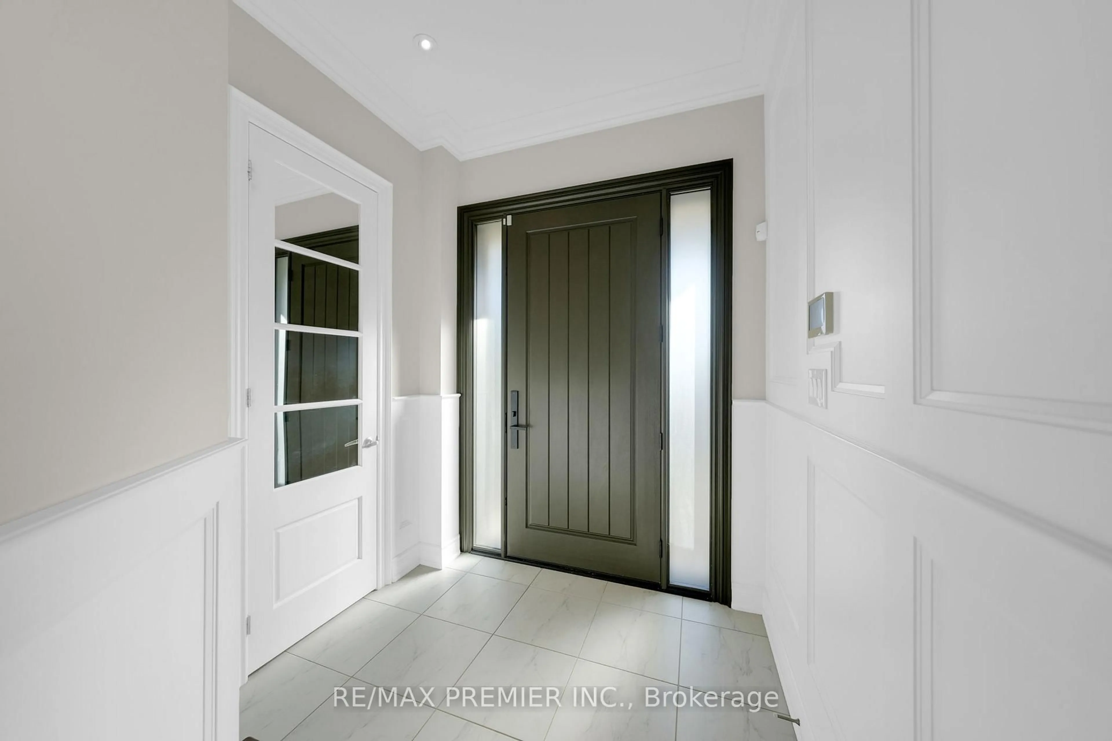 Indoor entryway for 67 Garyscholl Rd, Vaughan Ontario L4H 3R4
