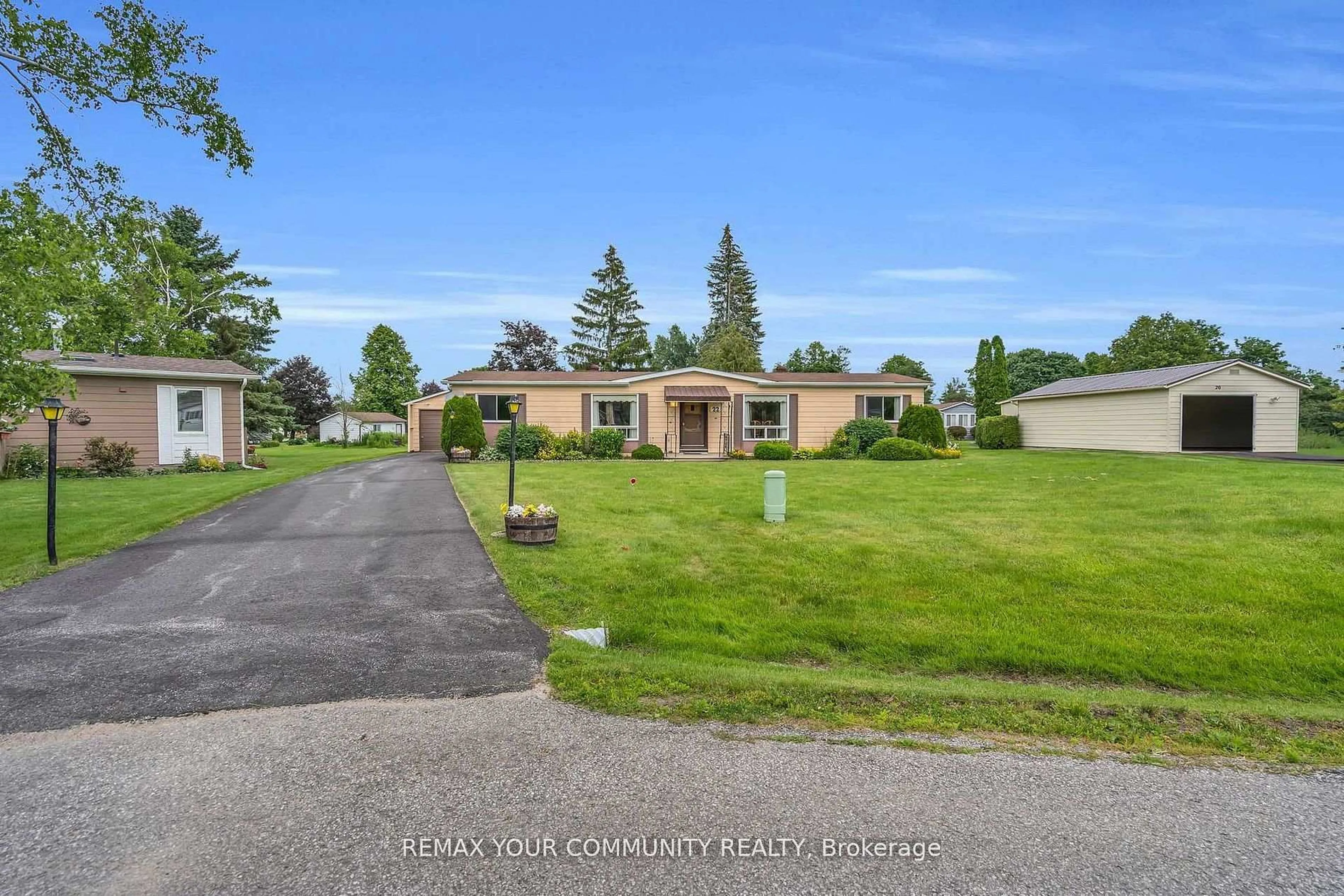 A pic from outside/outdoor area/front of a property/back of a property/a pic from drone, street for 22 Emery Crt, Georgina Ontario L0E 1R0