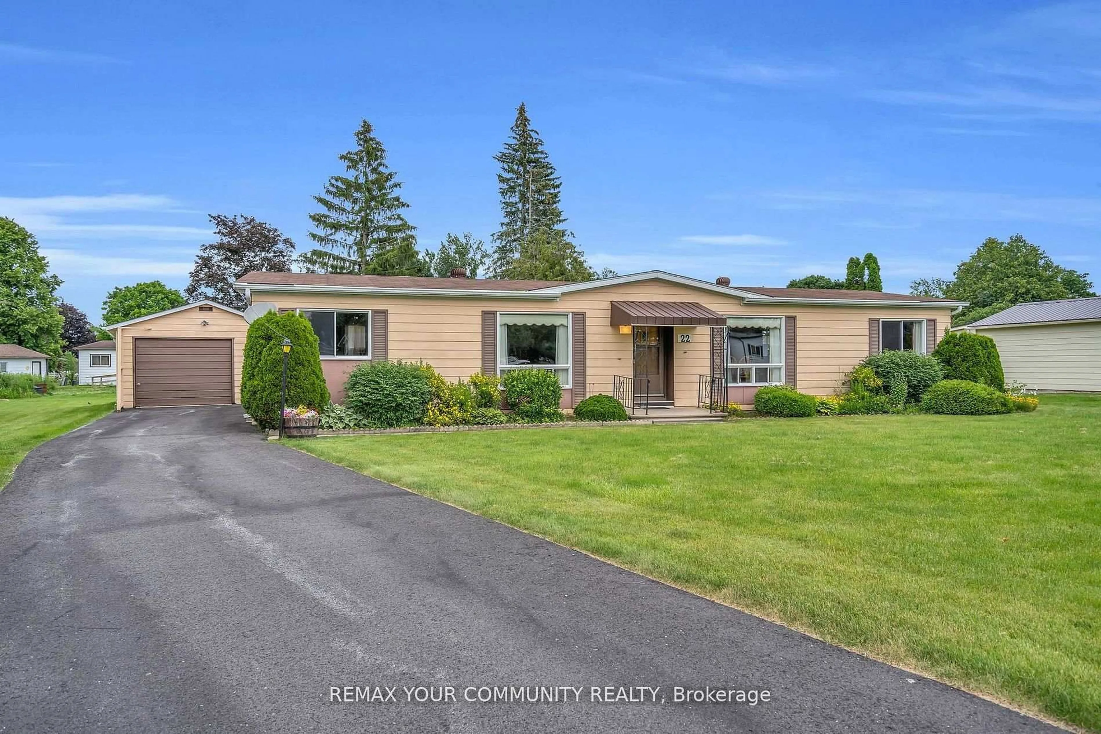 Home with vinyl exterior material, unknown for 22 Emery Crt, Georgina Ontario L0E 1R0