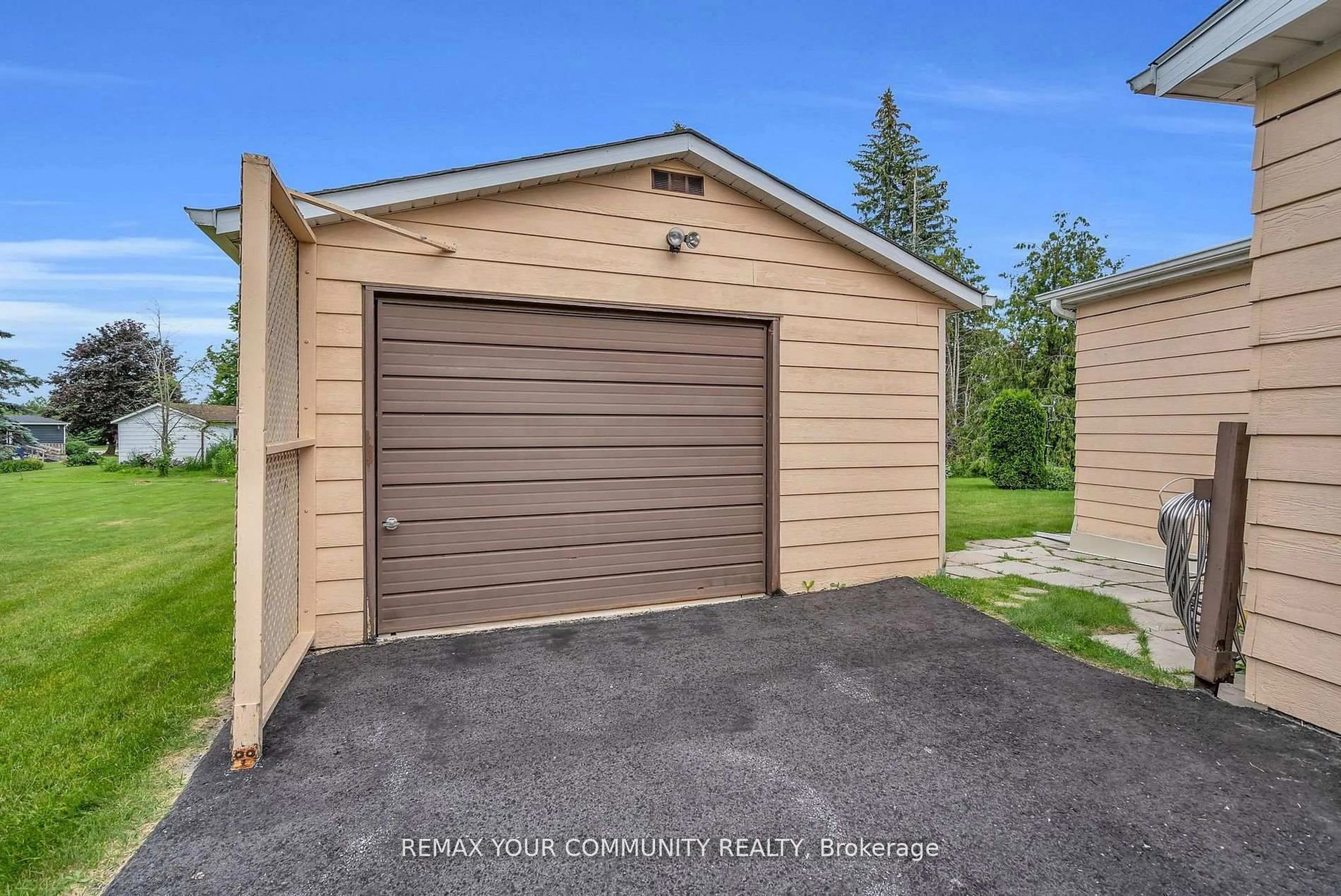 Indoor garage for 22 Emery Crt, Georgina Ontario L0E 1R0