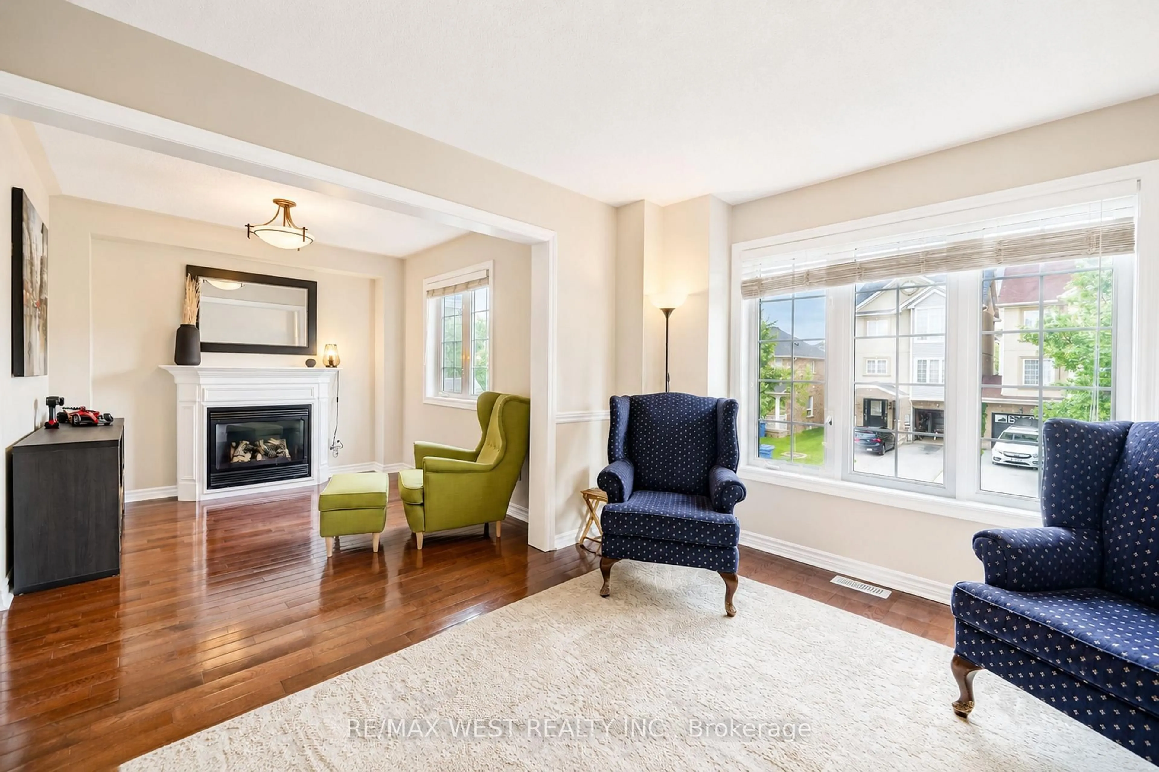 Living room with furniture, unknown for 176 Gail Parks Cres, Newmarket Ontario L3X 2C3