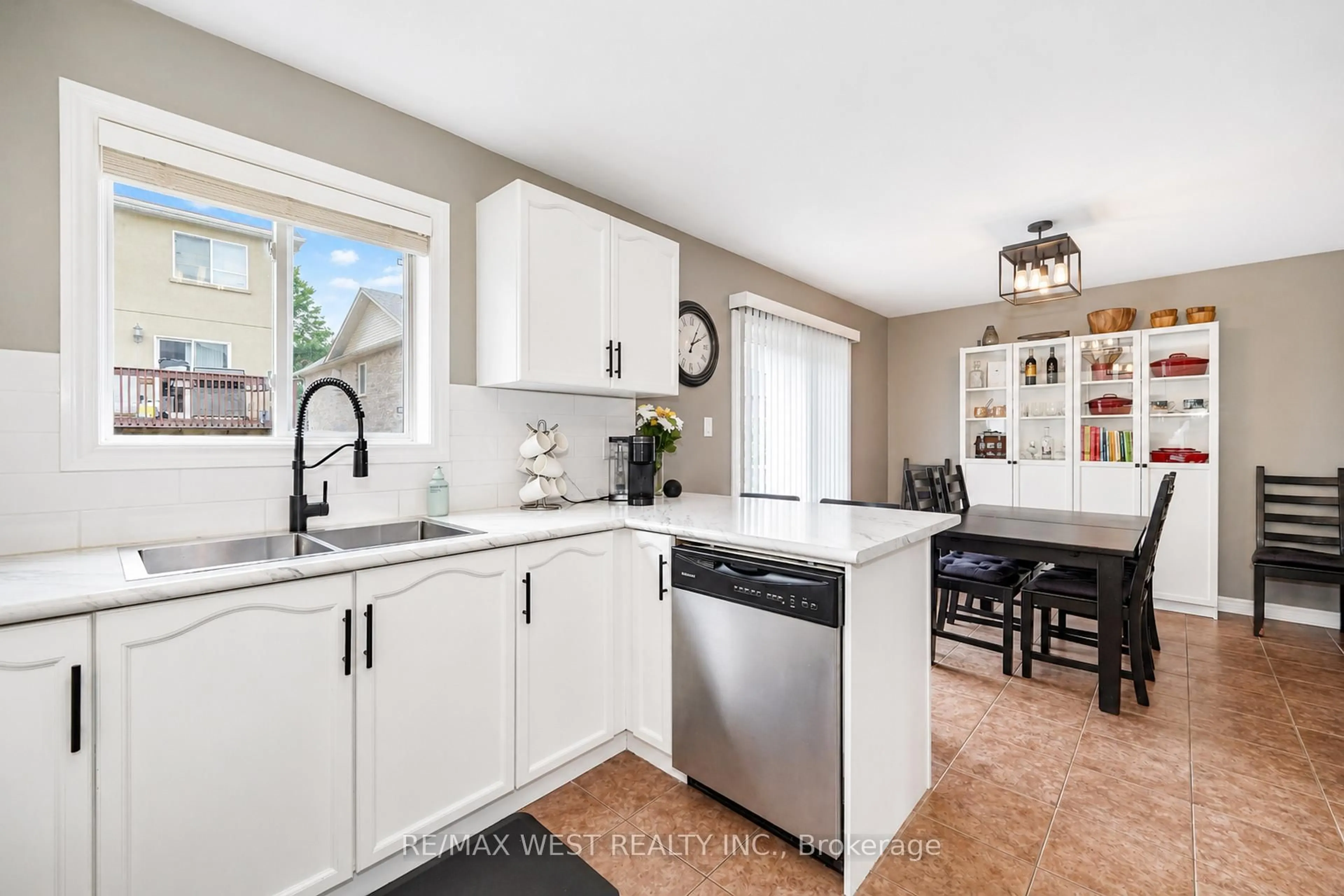 Open concept kitchen, ceramic/tile floor for 176 Gail Parks Cres, Newmarket Ontario L3X 2C3