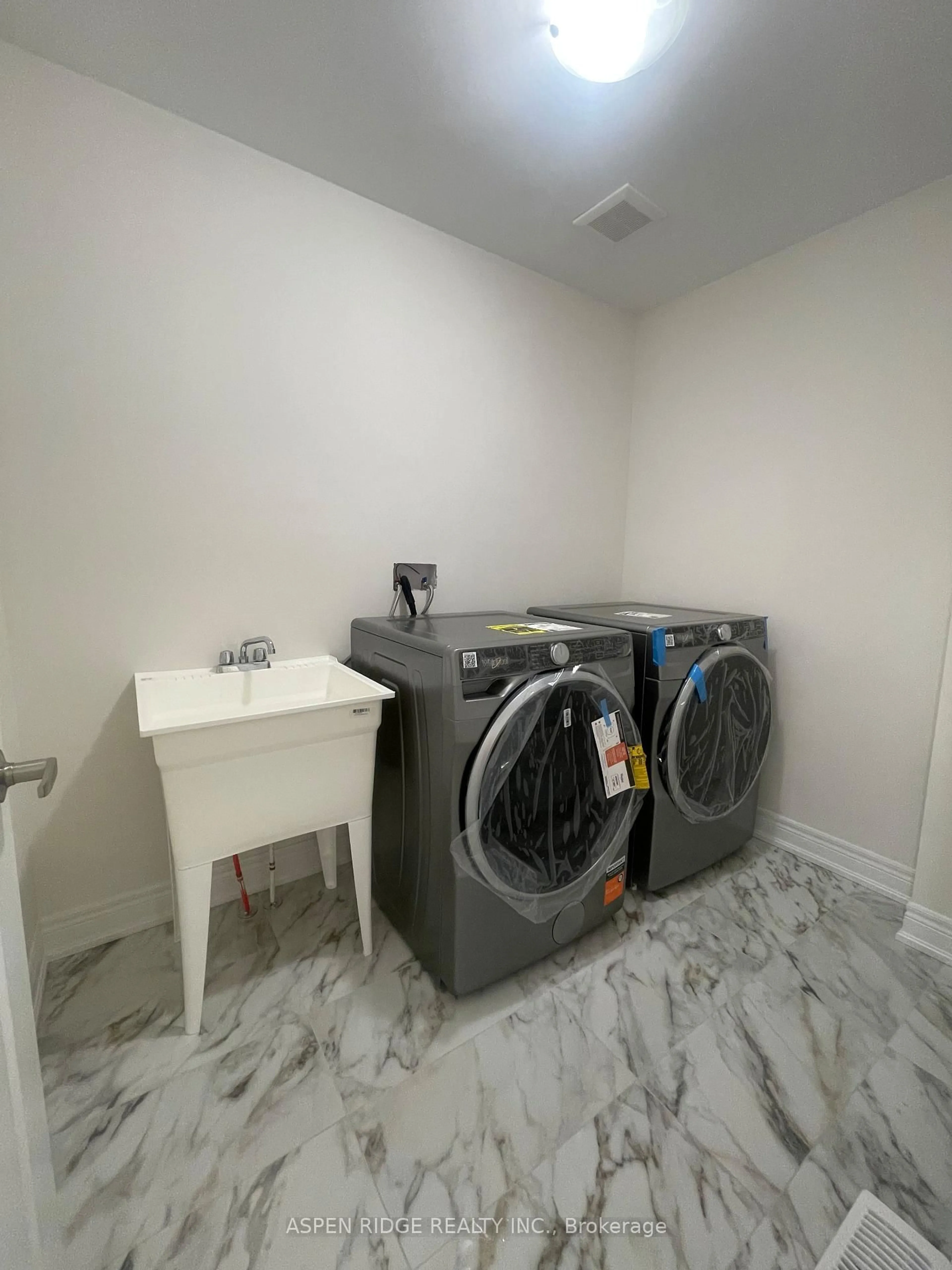 Laundry room for 537 Vine Cliff Blvd, Markham Ontario L6C 3N3