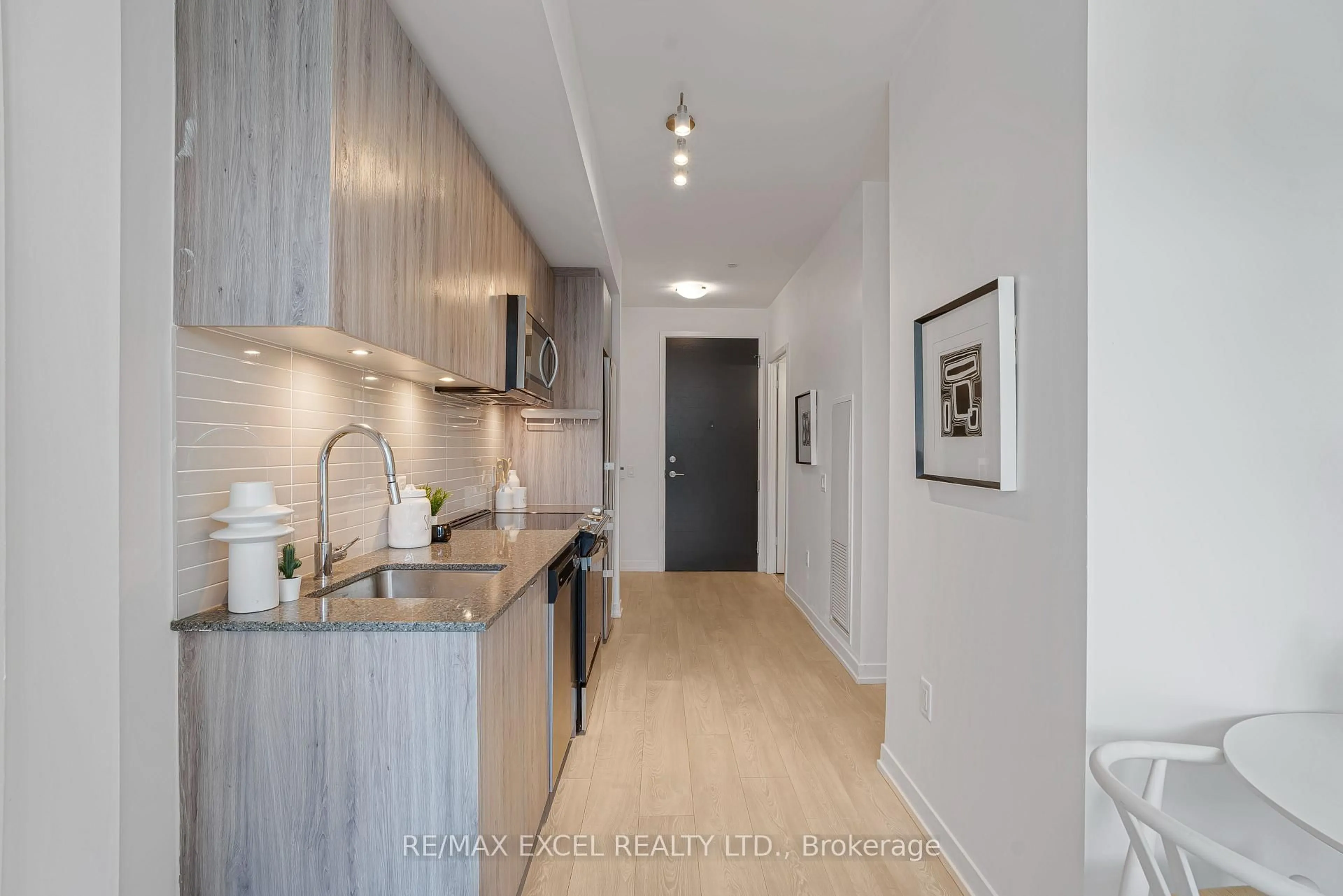 Standard kitchen, wood/laminate floor for 8868 Yonge St #1801, Richmond Hill Ontario L4C 1Z8