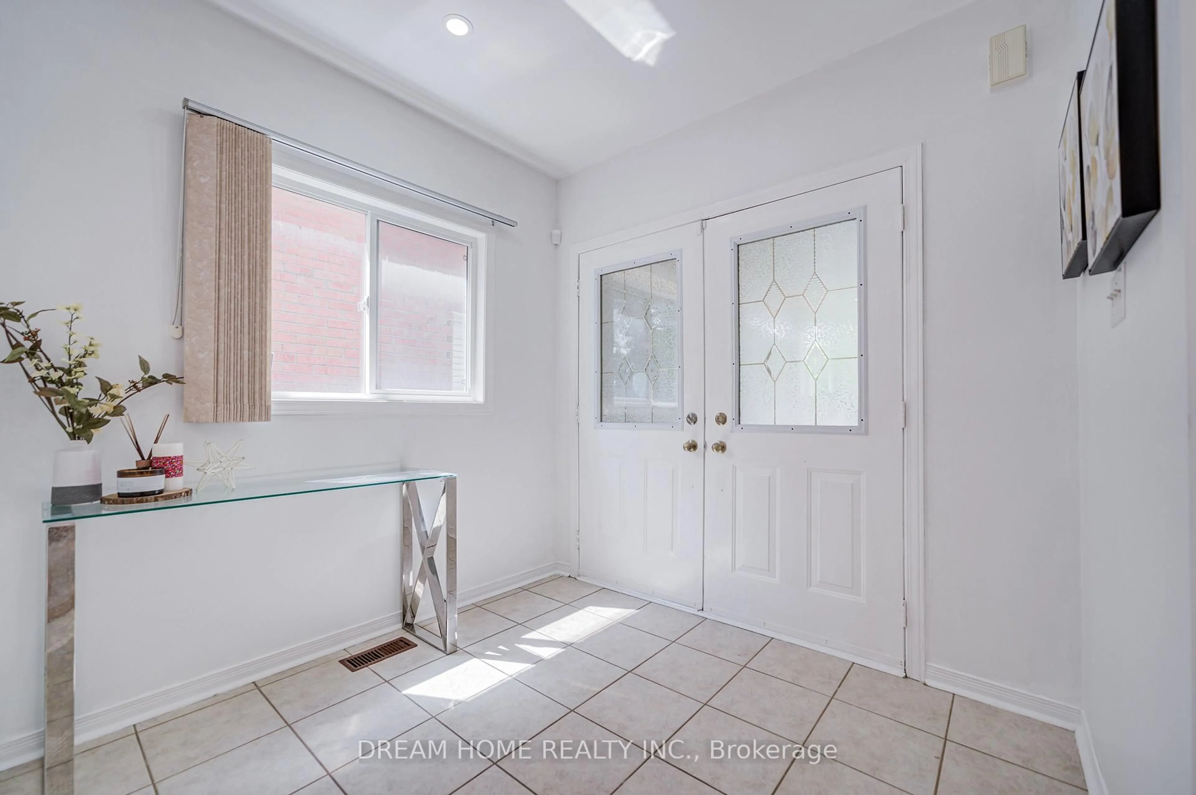 Indoor entryway for 91 Briar Path Lane, Markham Ontario L6C 2C7