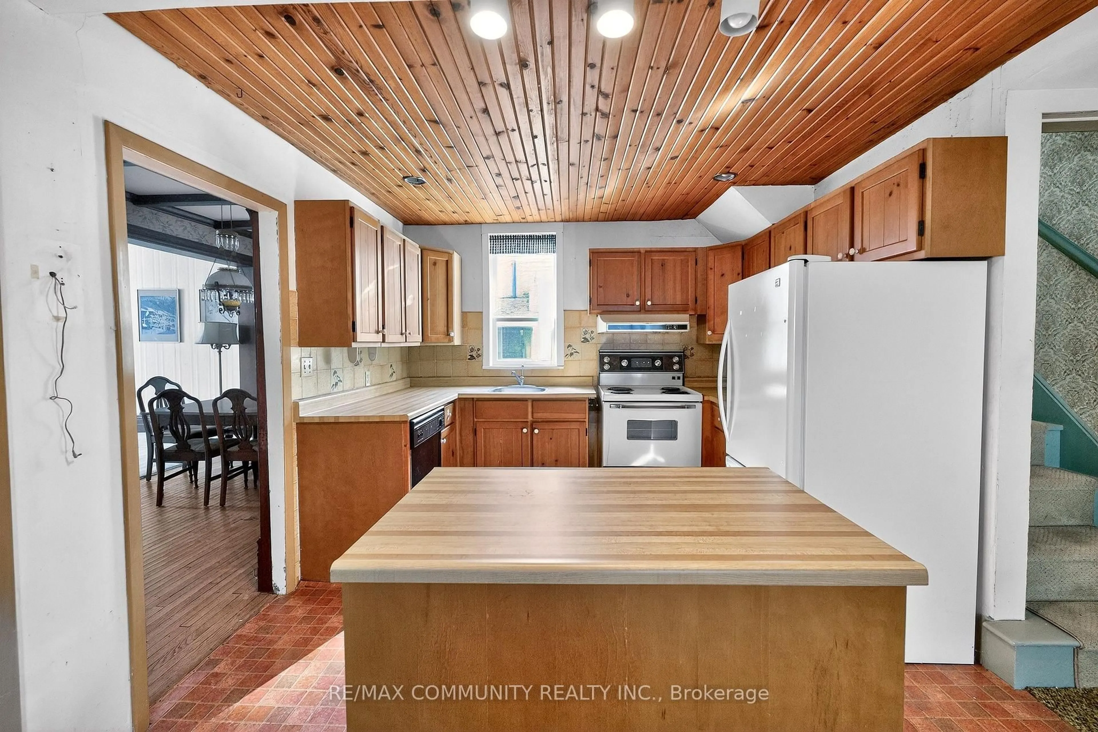 Open concept kitchen, unknown for 28 Queen St, Innisfil Ontario L0L 1L0