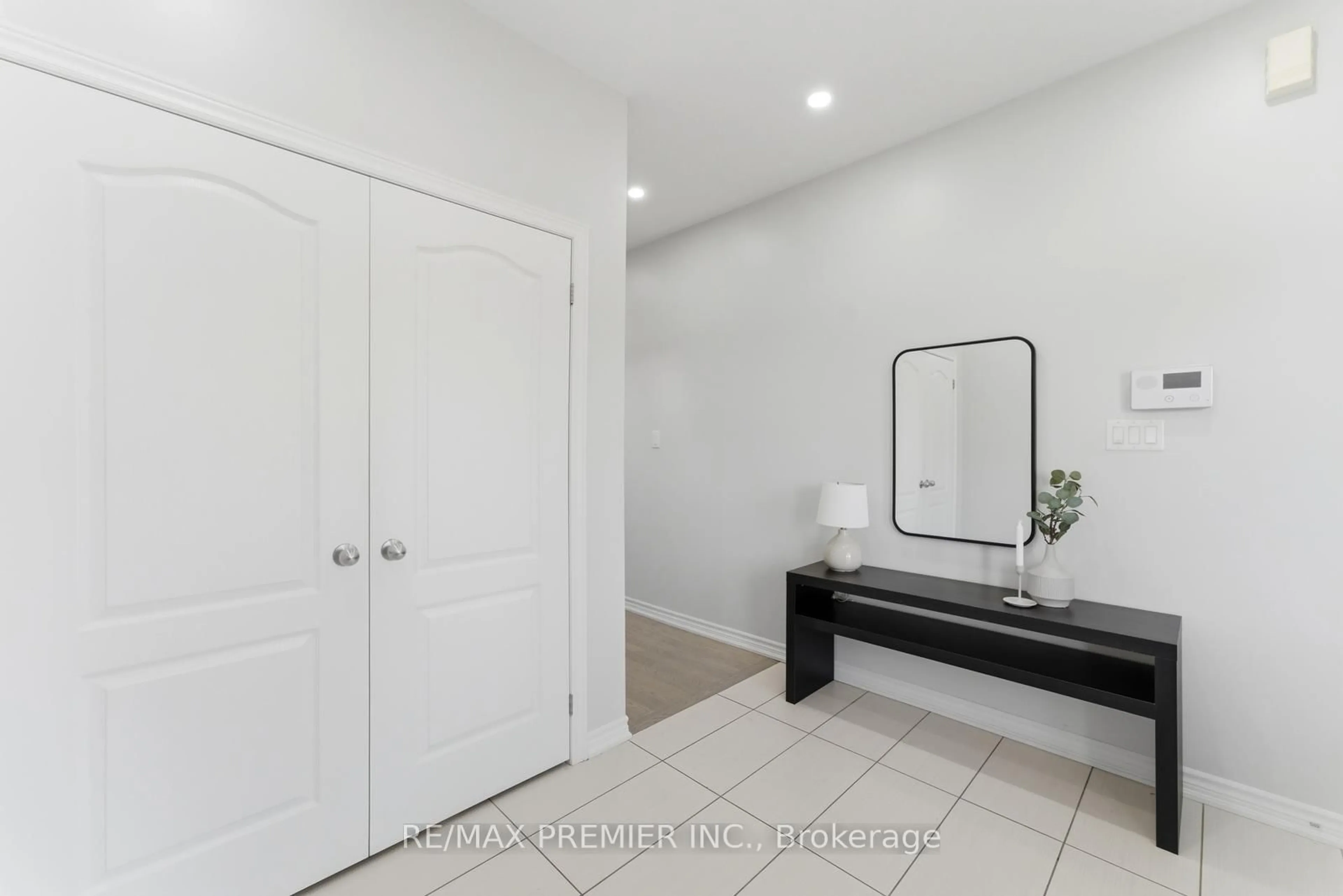 Indoor entryway for 122 Mckenzie Way, Bradford West Gwillimbury Ontario L3Z 4J4