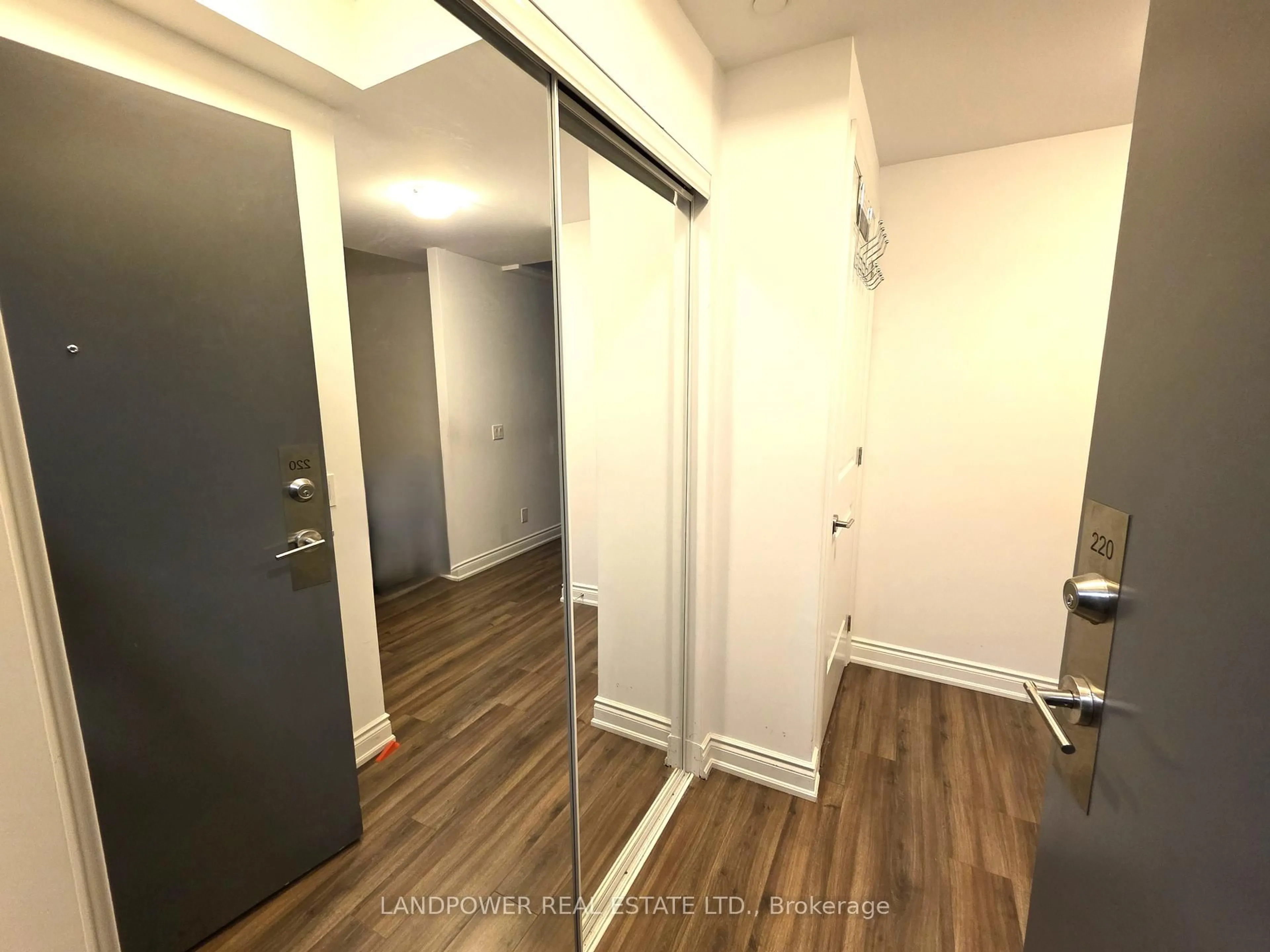 Unknown for 9618 Yonge St #220, Richmond Hill Ontario L4C 0X5