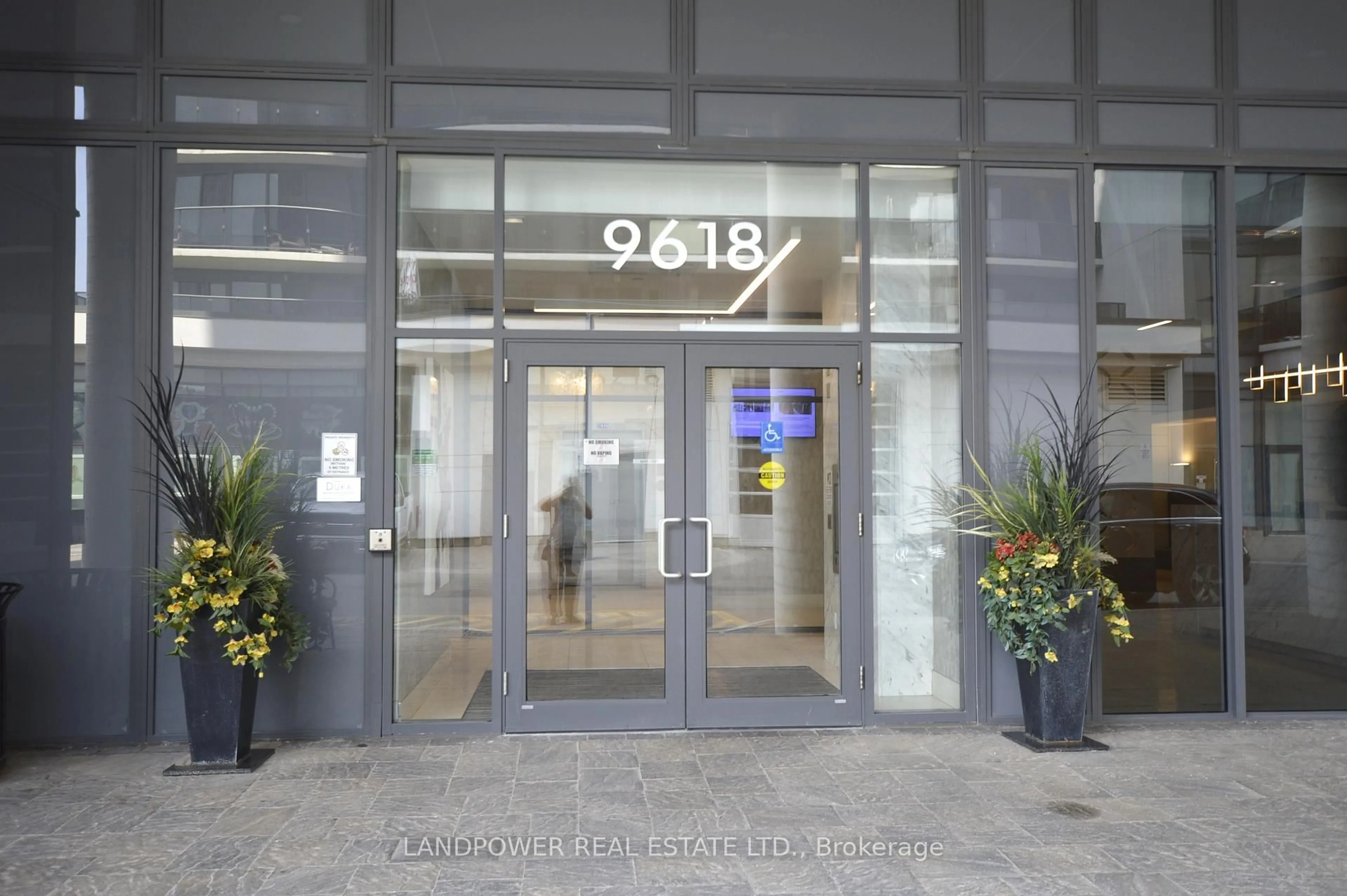 Indoor foyer for 9618 Yonge St #220, Richmond Hill Ontario L4C 0X5
