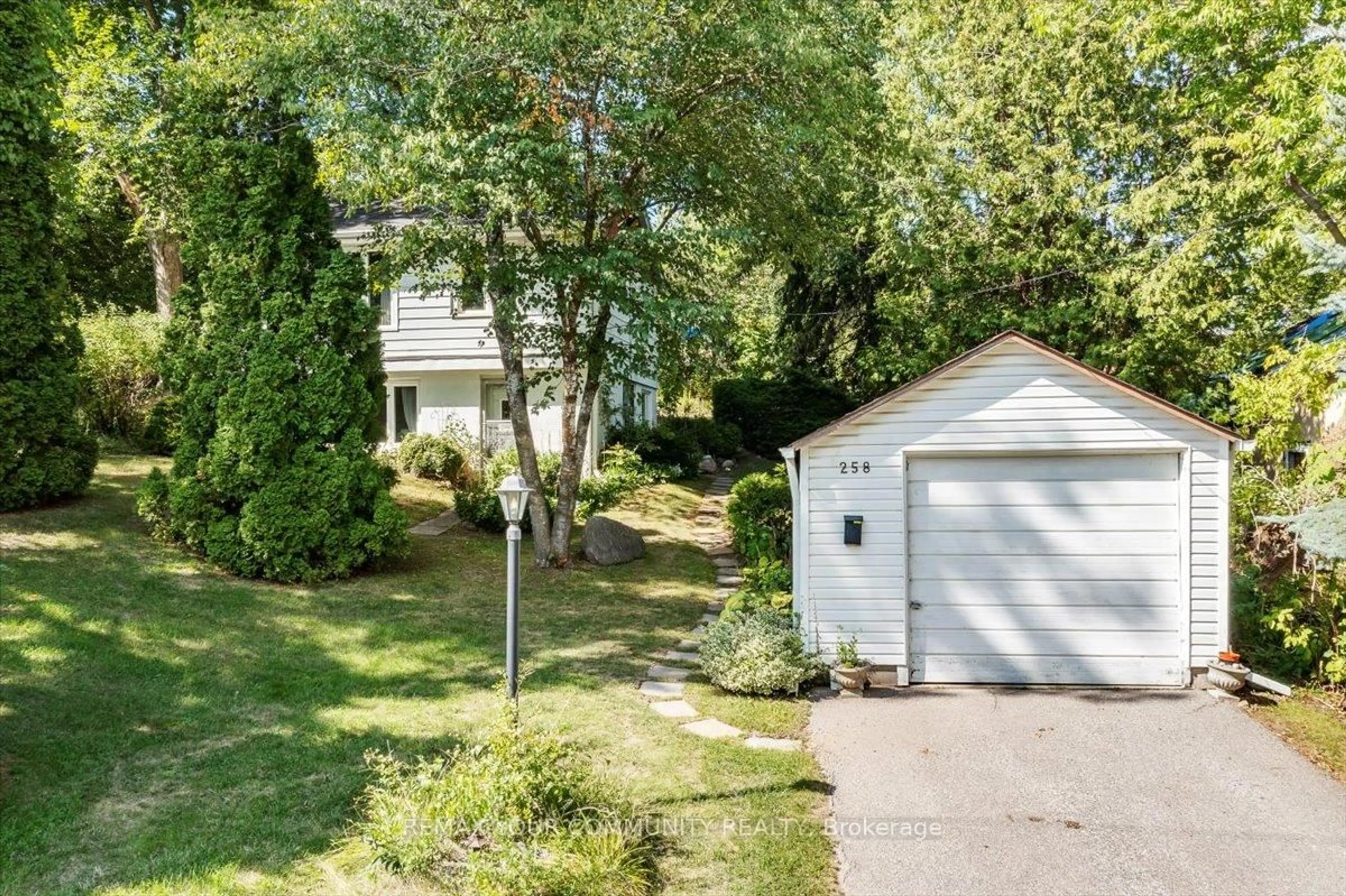 A pic from outside/outdoor area/front of a property/back of a property/a pic from drone, street for 258 Lakeview Blvd, Georgina Ontario L4P 2Y3