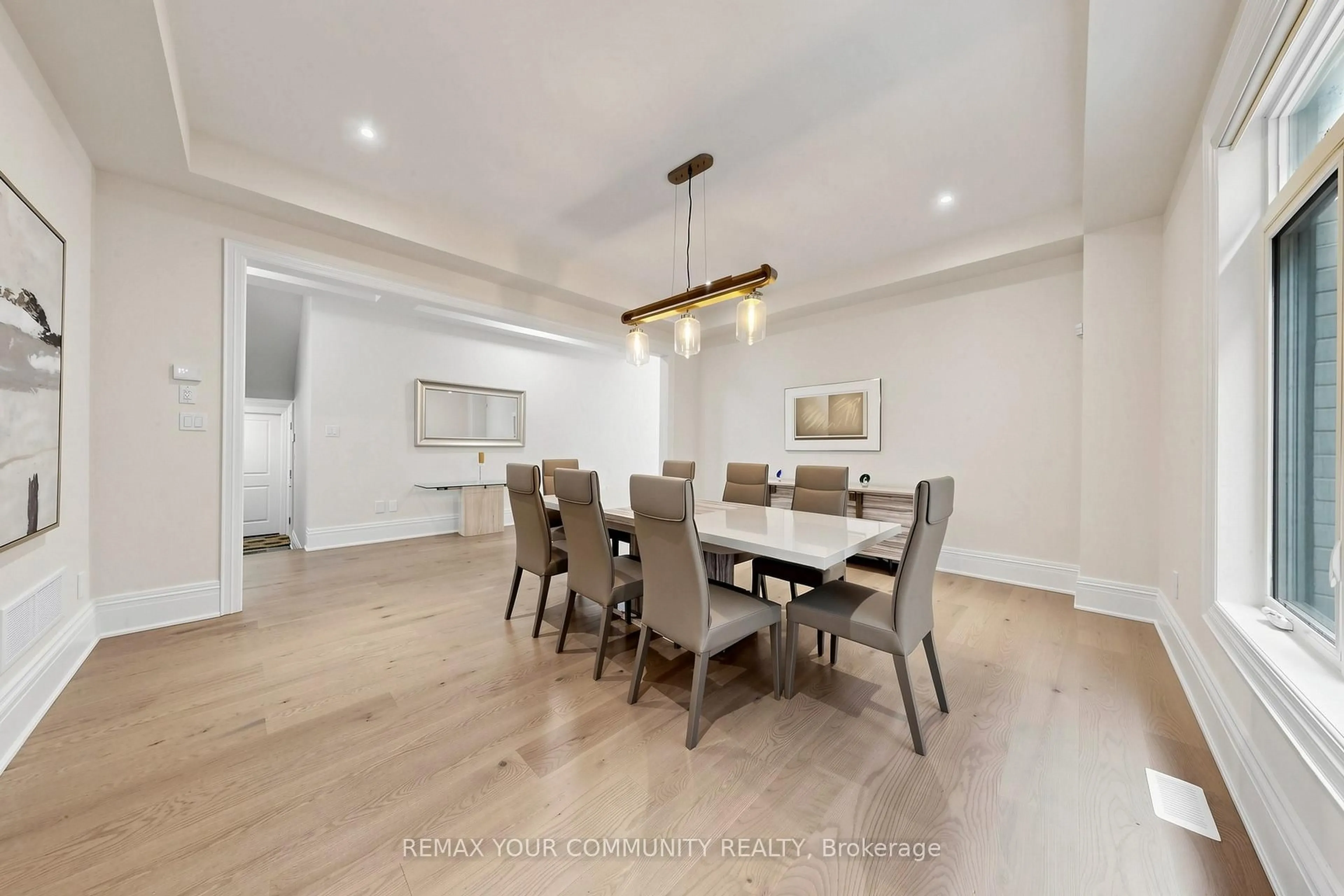 Dining room, wood/laminate floor for 60 Royal Hill Crt, Aurora Ontario L4G 3Z7