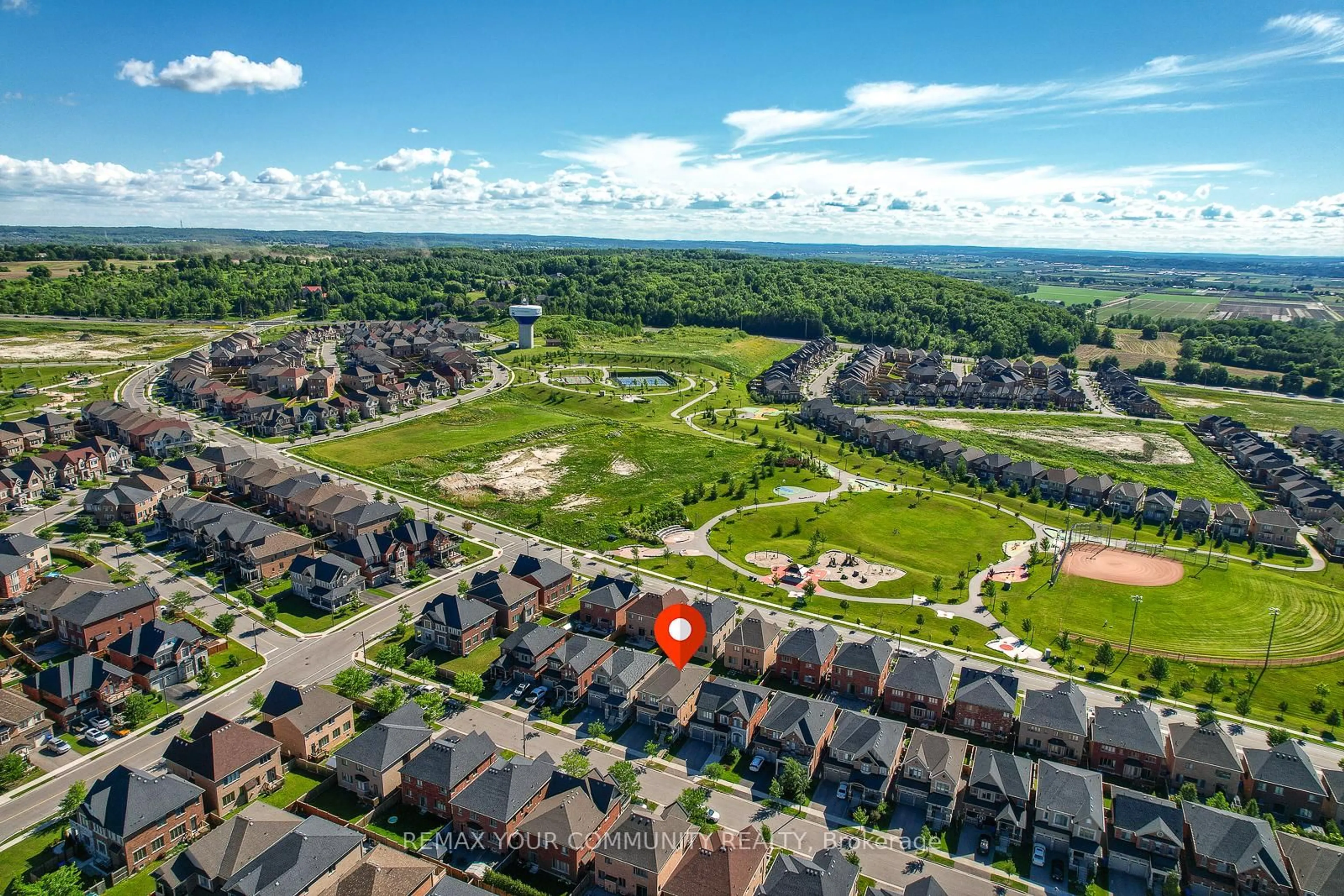 A pic from outside/outdoor area/front of a property/back of a property/a pic from drone, unknown for 8 Snap Dragon Tr, East Gwillimbury Ontario L9N 0S9
