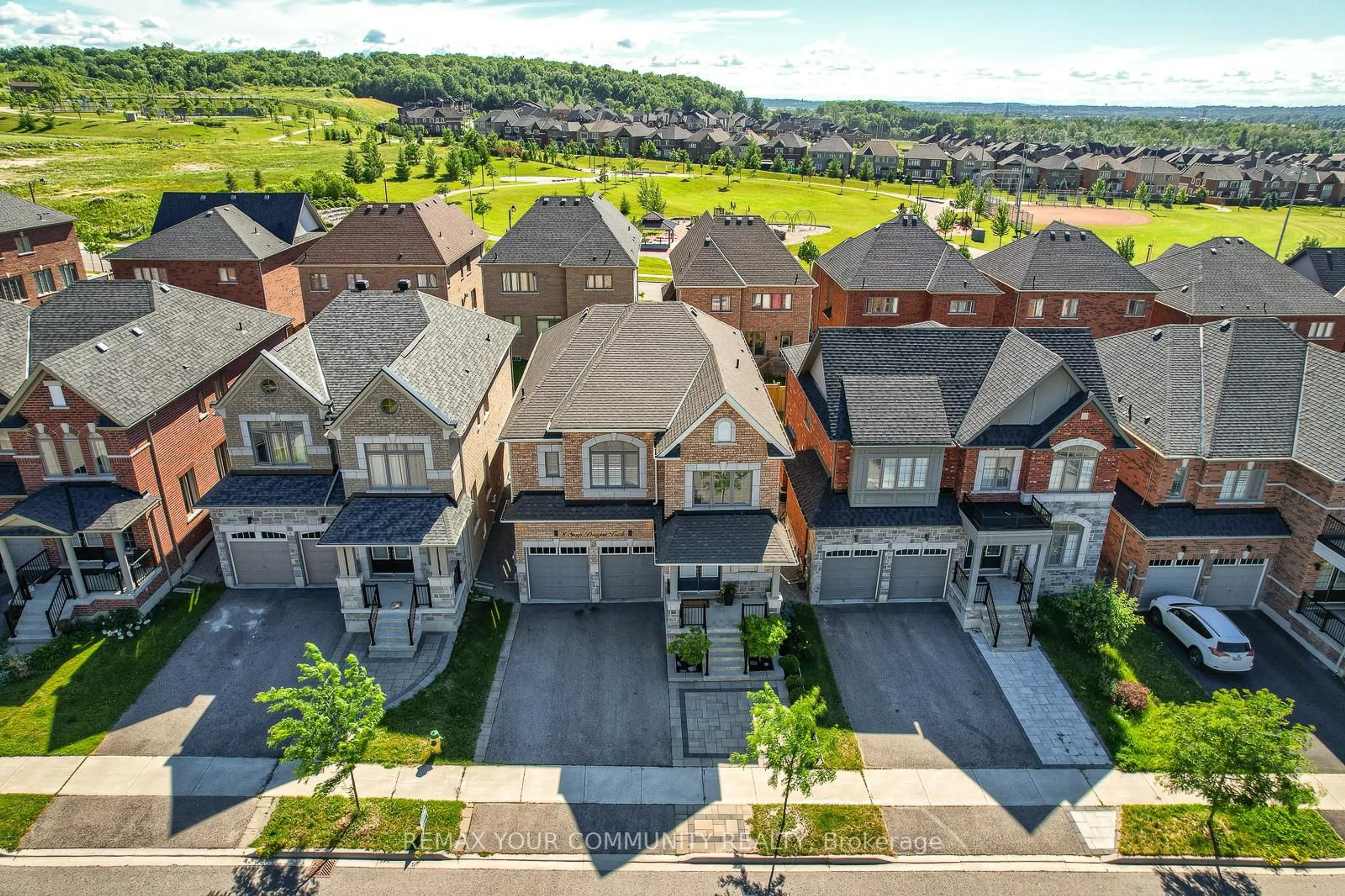 A pic from outside/outdoor area/front of a property/back of a property/a pic from drone, street for 8 Snap Dragon Tr, East Gwillimbury Ontario L9N 0S9