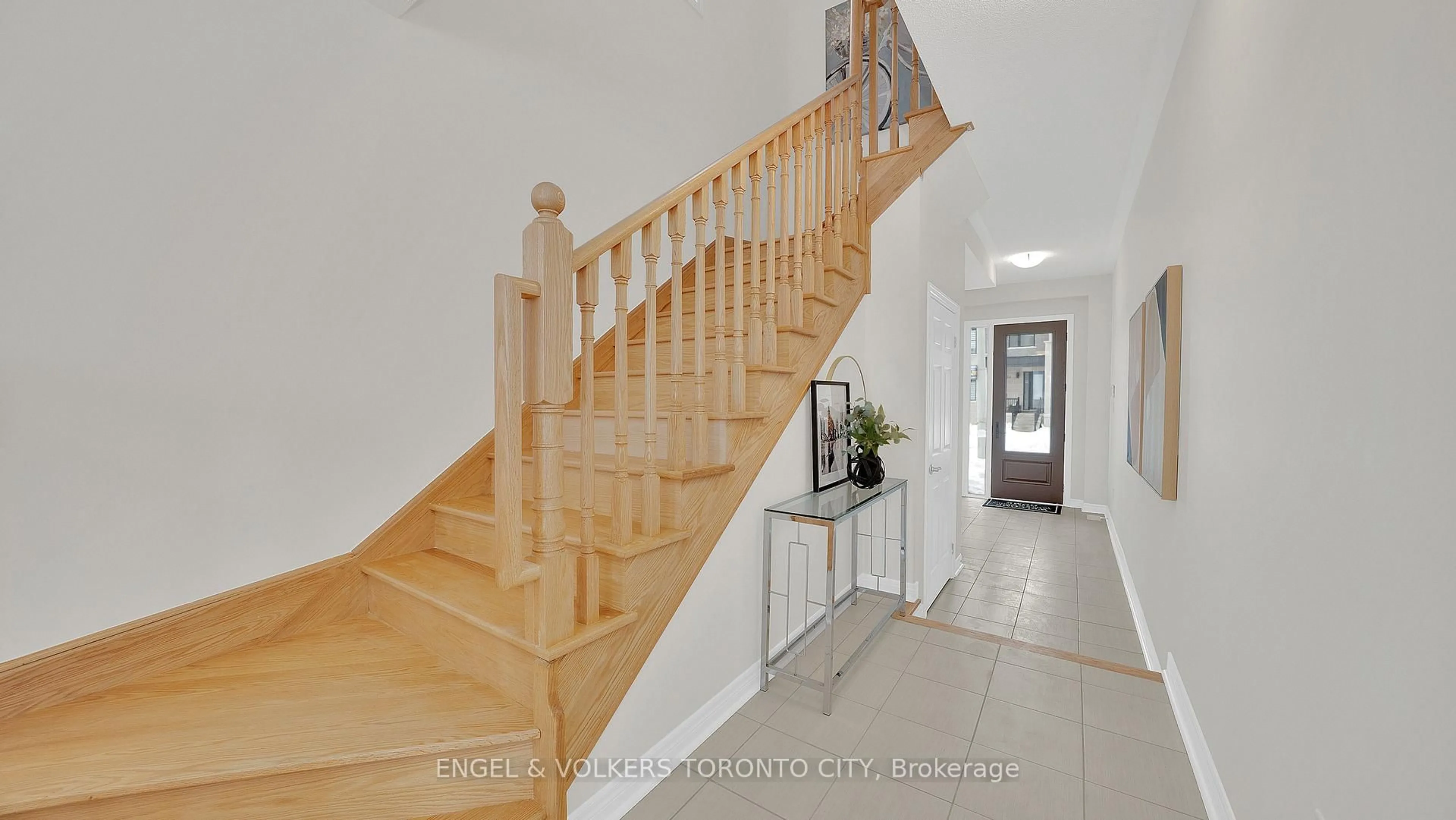 Indoor foyer for 132 Mumbai Dr, Markham Ontario L3S 3K5