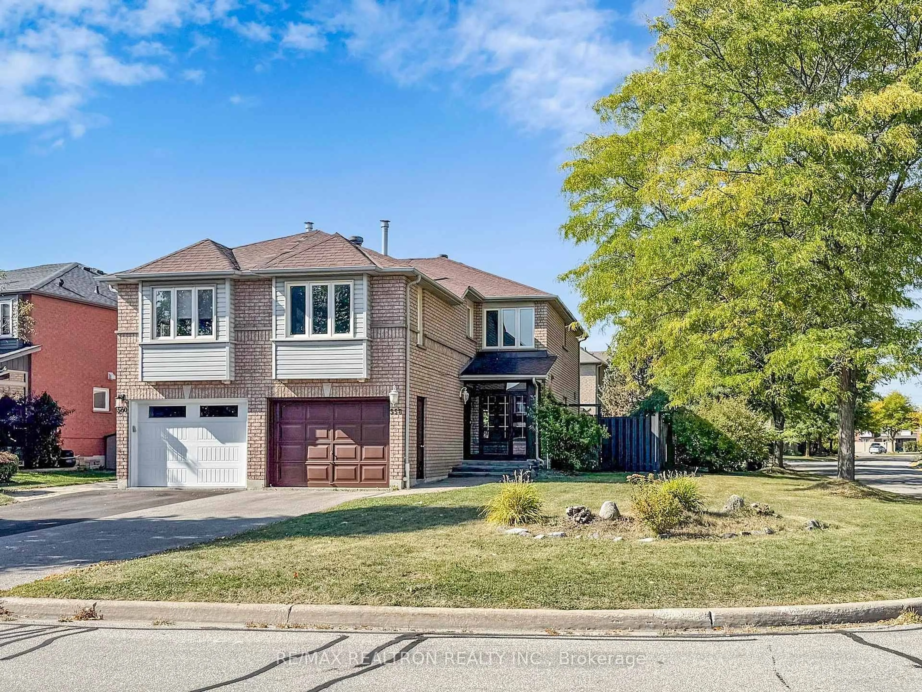 Home with brick exterior material, street for 558 Willowick Dr, Newmarket Ontario L3X 2A6