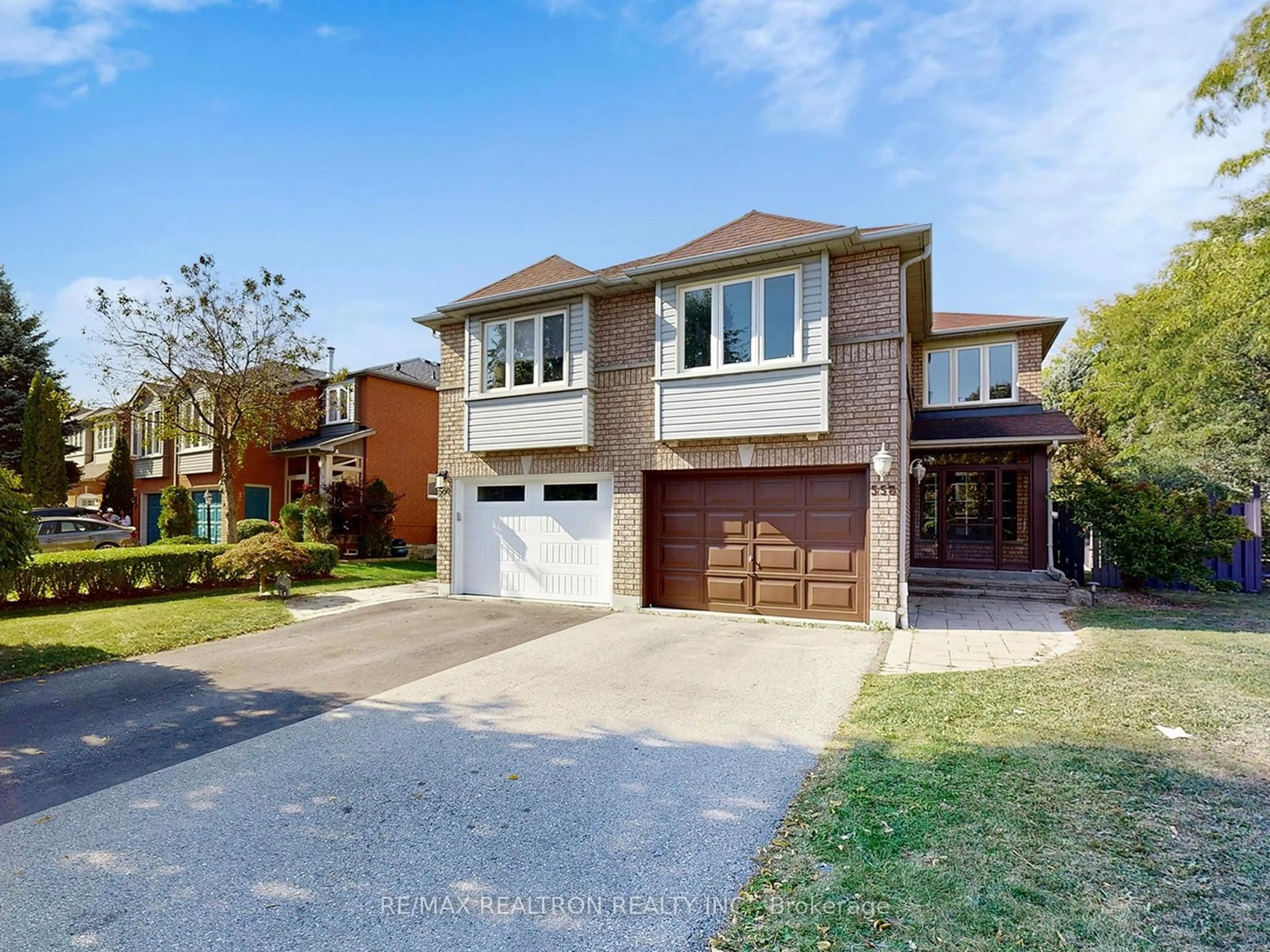 Home with brick exterior material, street for 558 Willowick Dr, Newmarket Ontario L3X 2A6