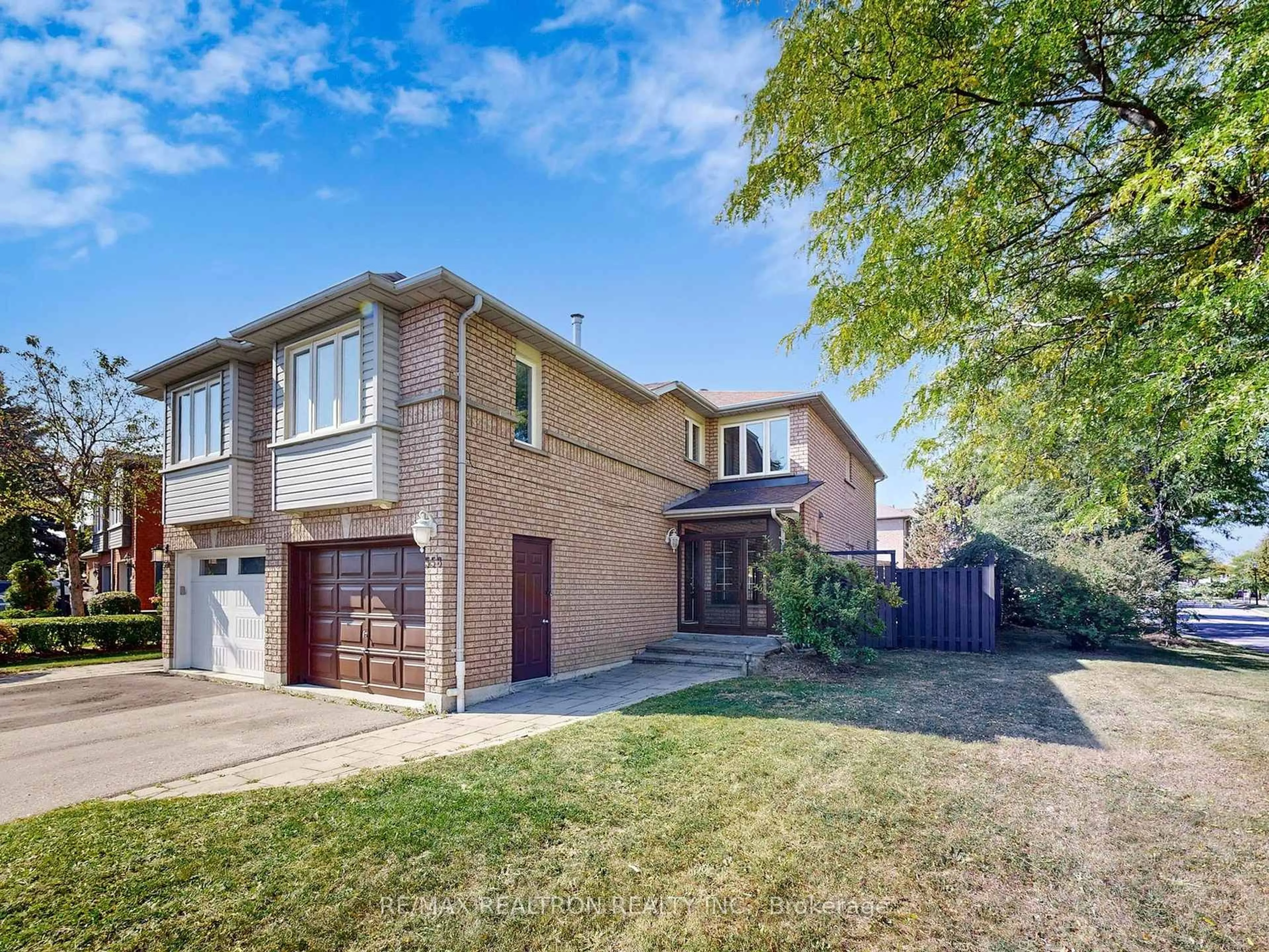 Home with brick exterior material, street for 558 Willowick Dr, Newmarket Ontario L3X 2A6