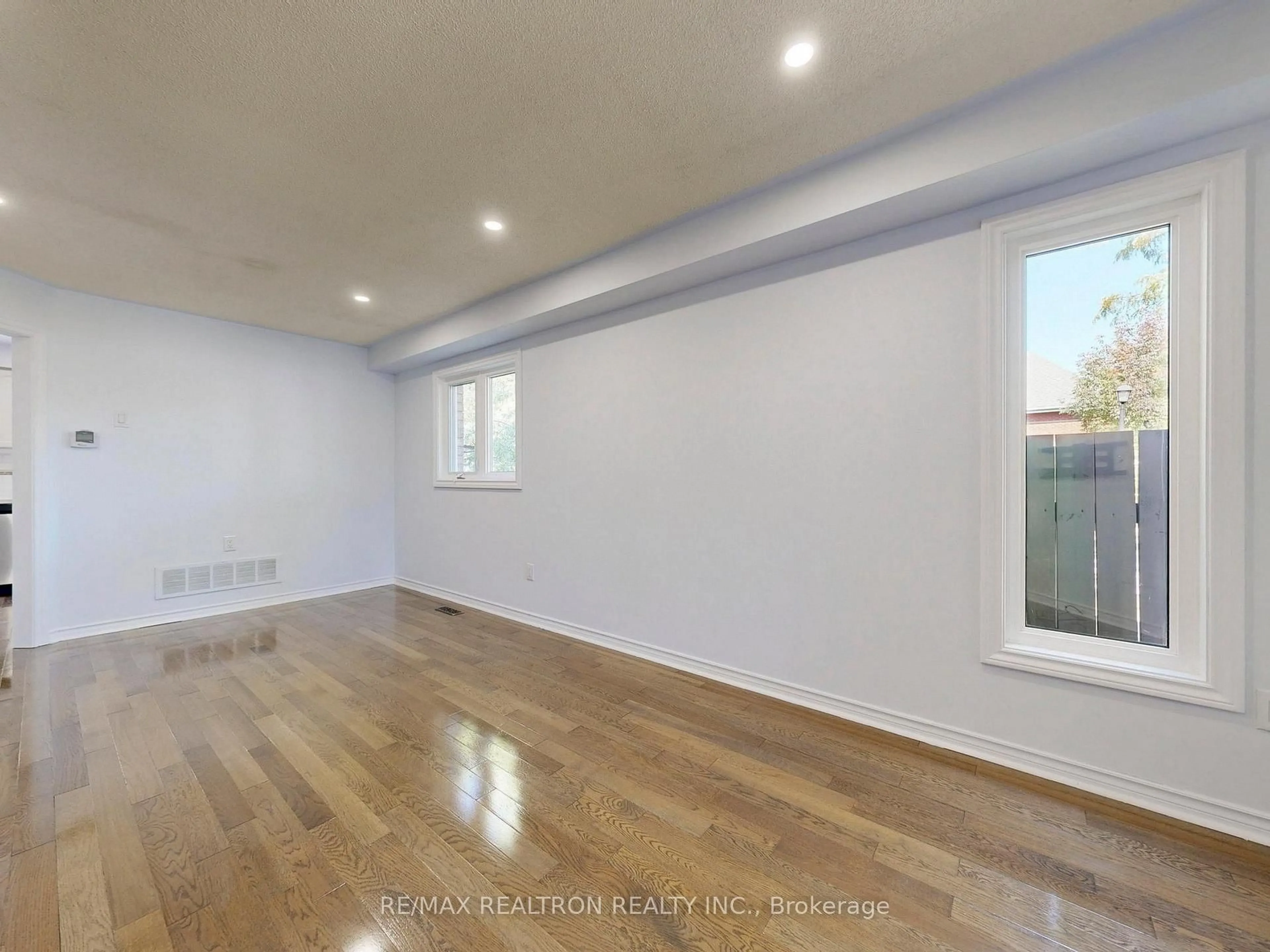 A pic of a room for 558 Willowick Dr, Newmarket Ontario L3X 2A6