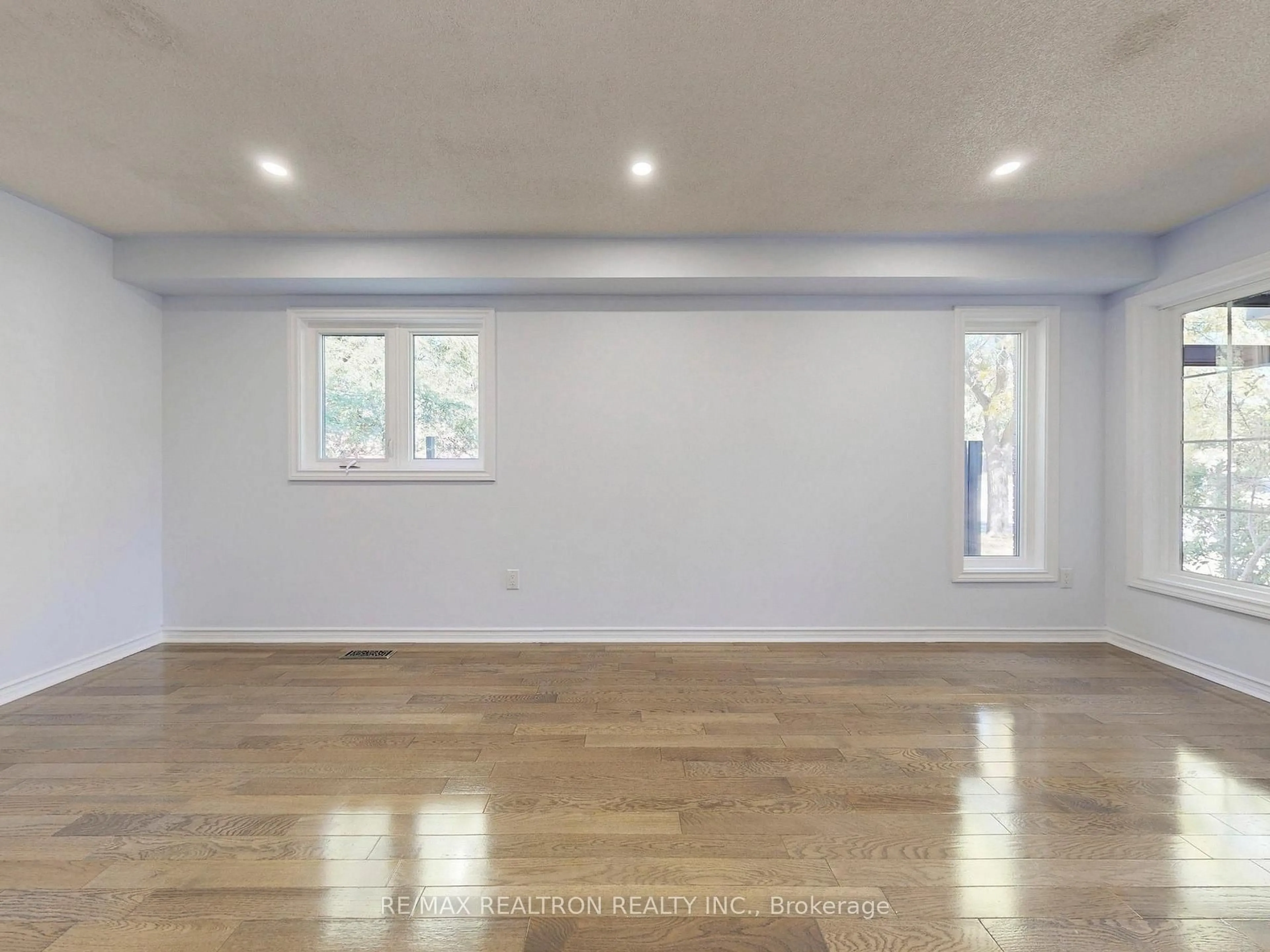 A pic of a room for 558 Willowick Dr, Newmarket Ontario L3X 2A6