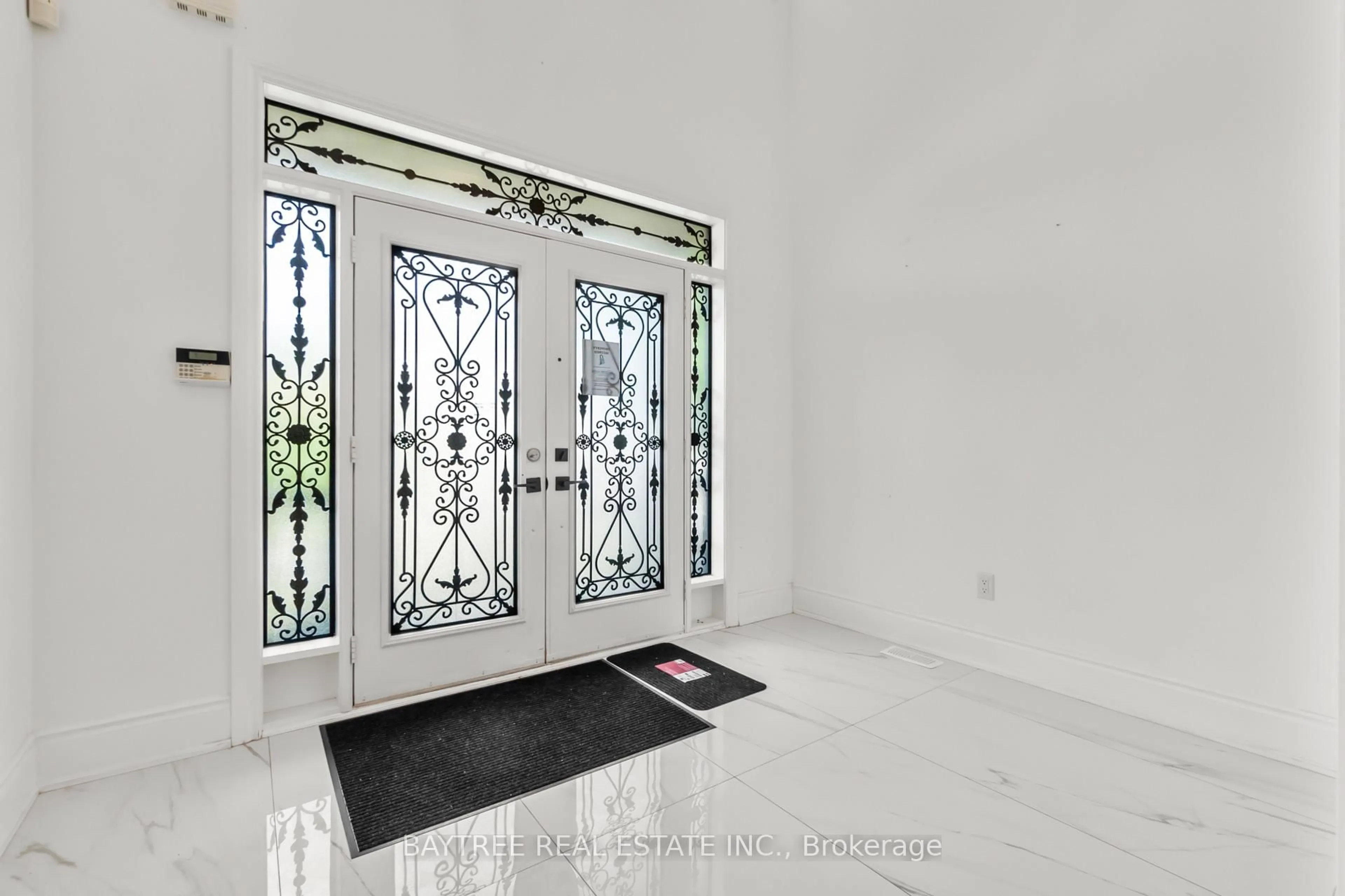 Indoor entryway for 162 Bathurst Glen Dr, Vaughan Ontario L4J 8Y8