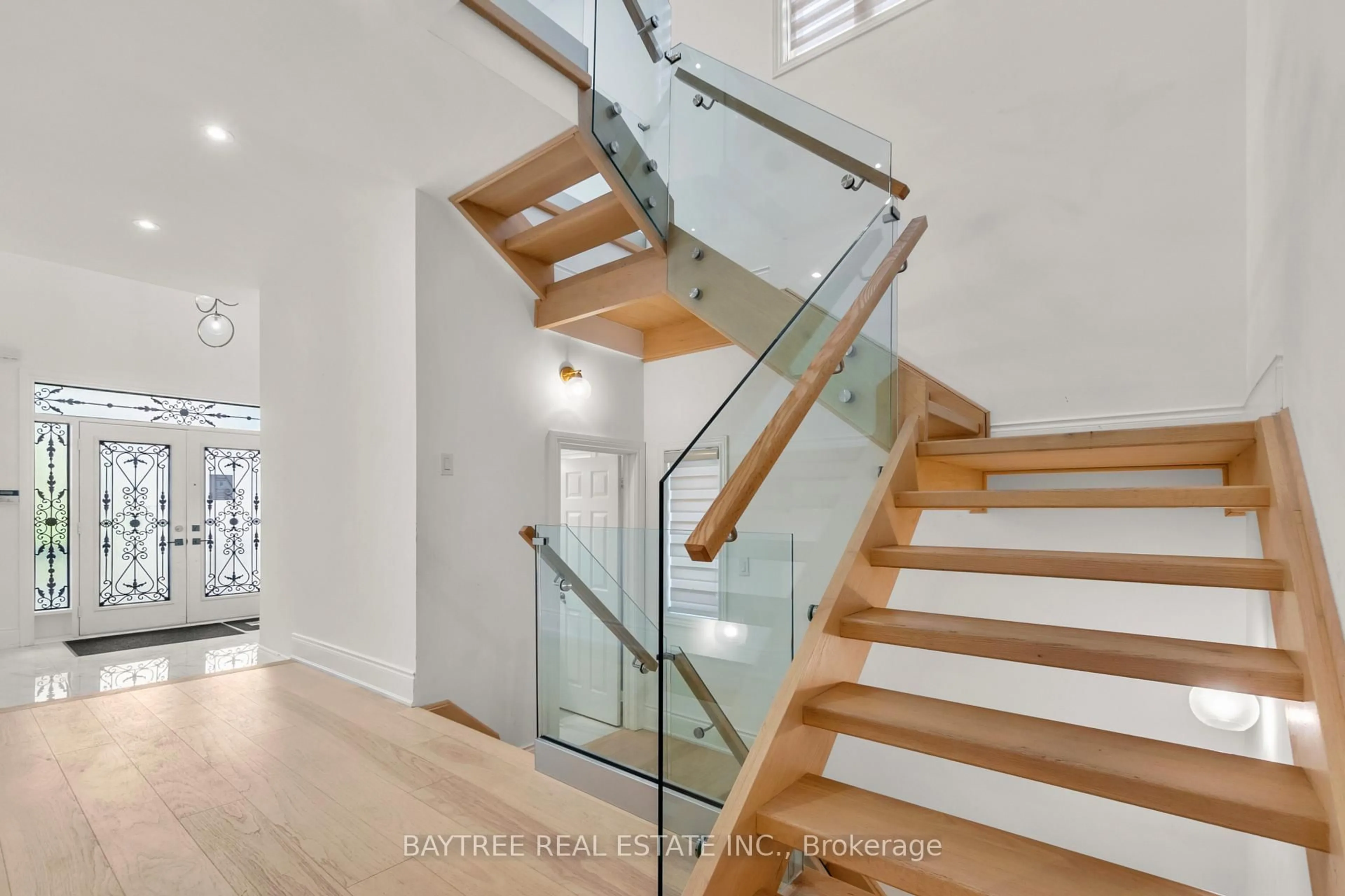 Stairs for 162 Bathurst Glen Dr, Vaughan Ontario L4J 8Y8