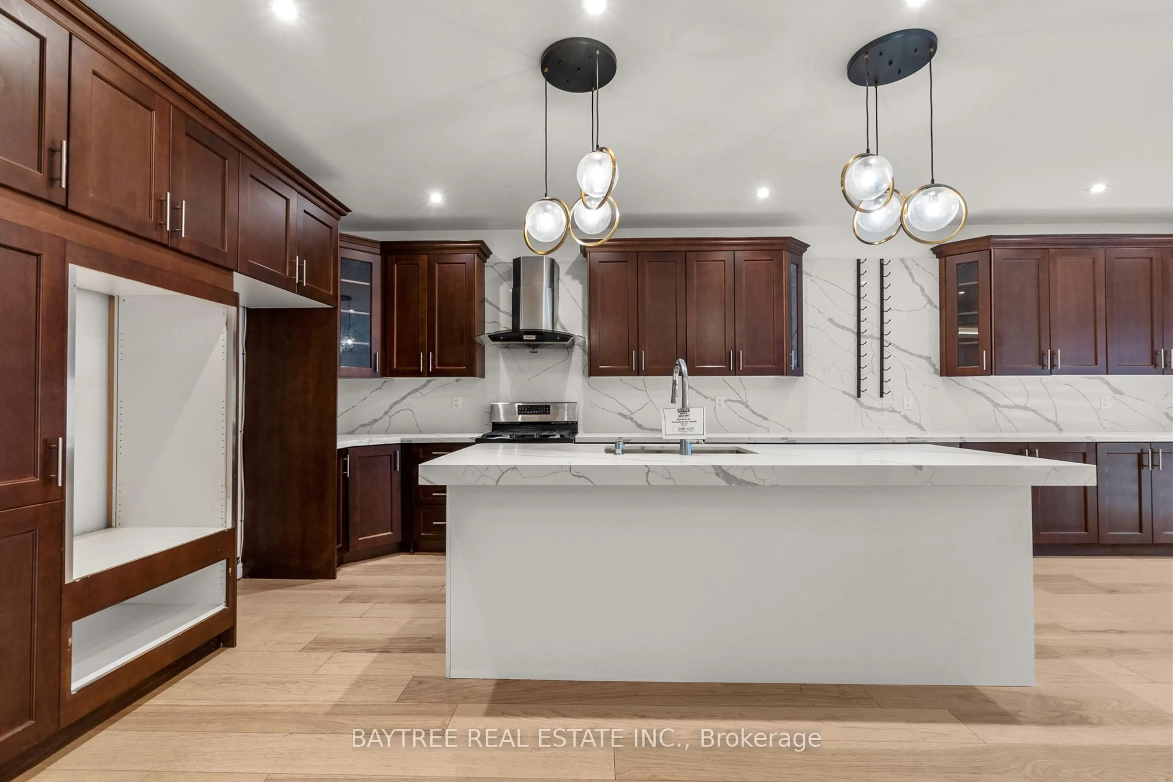 Open concept kitchen, ceramic/tile floor for 162 Bathurst Glen Dr, Vaughan Ontario L4J 8Y8