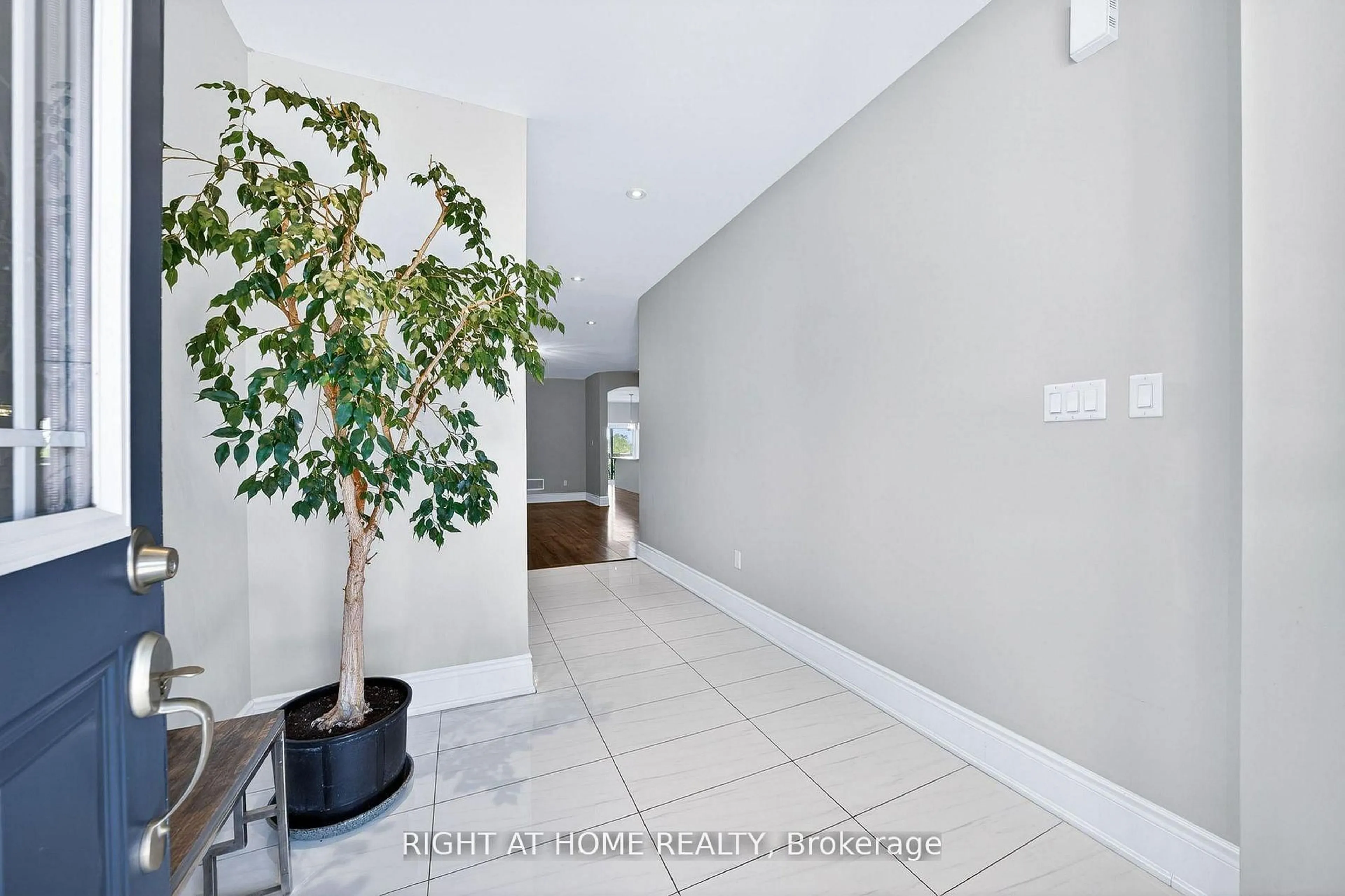 Indoor foyer for 1160 Peelar Cres, Innisfil Ontario L0L 1W0