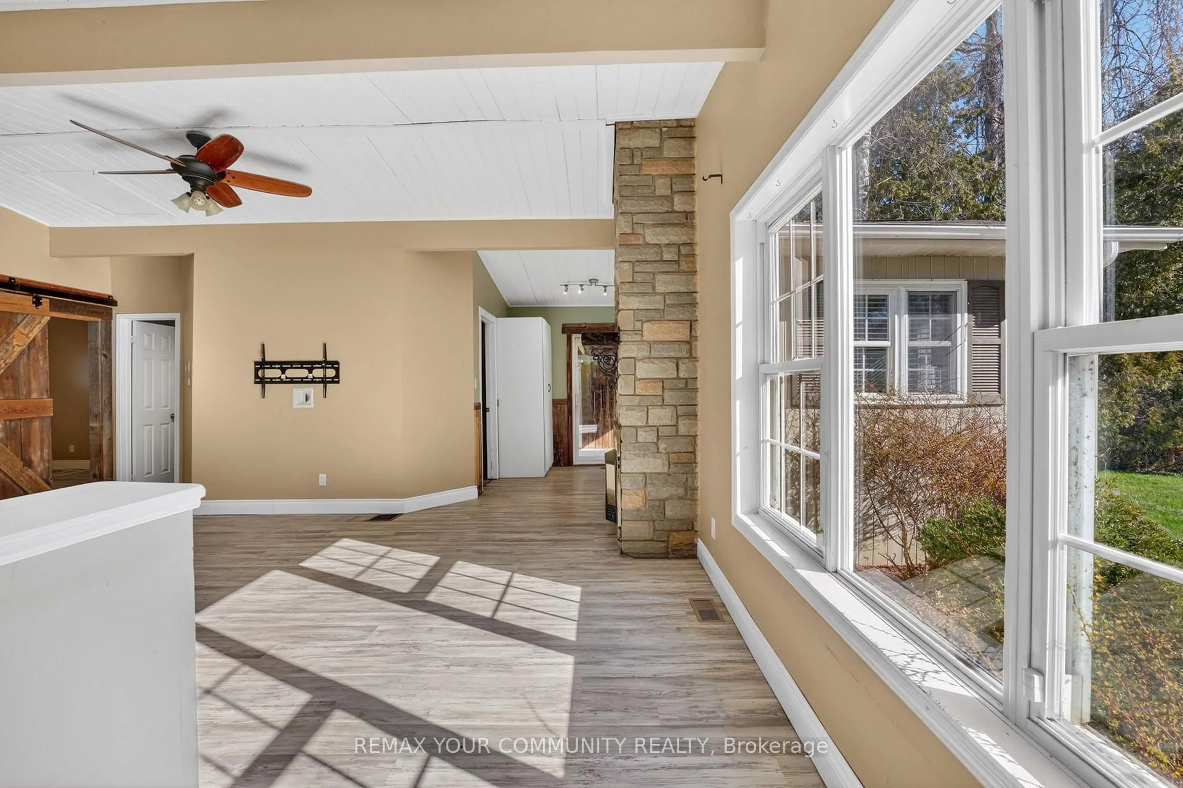 Indoor entryway for 3816 30th Sdrd, Innisfil Ontario L9S 2Y4