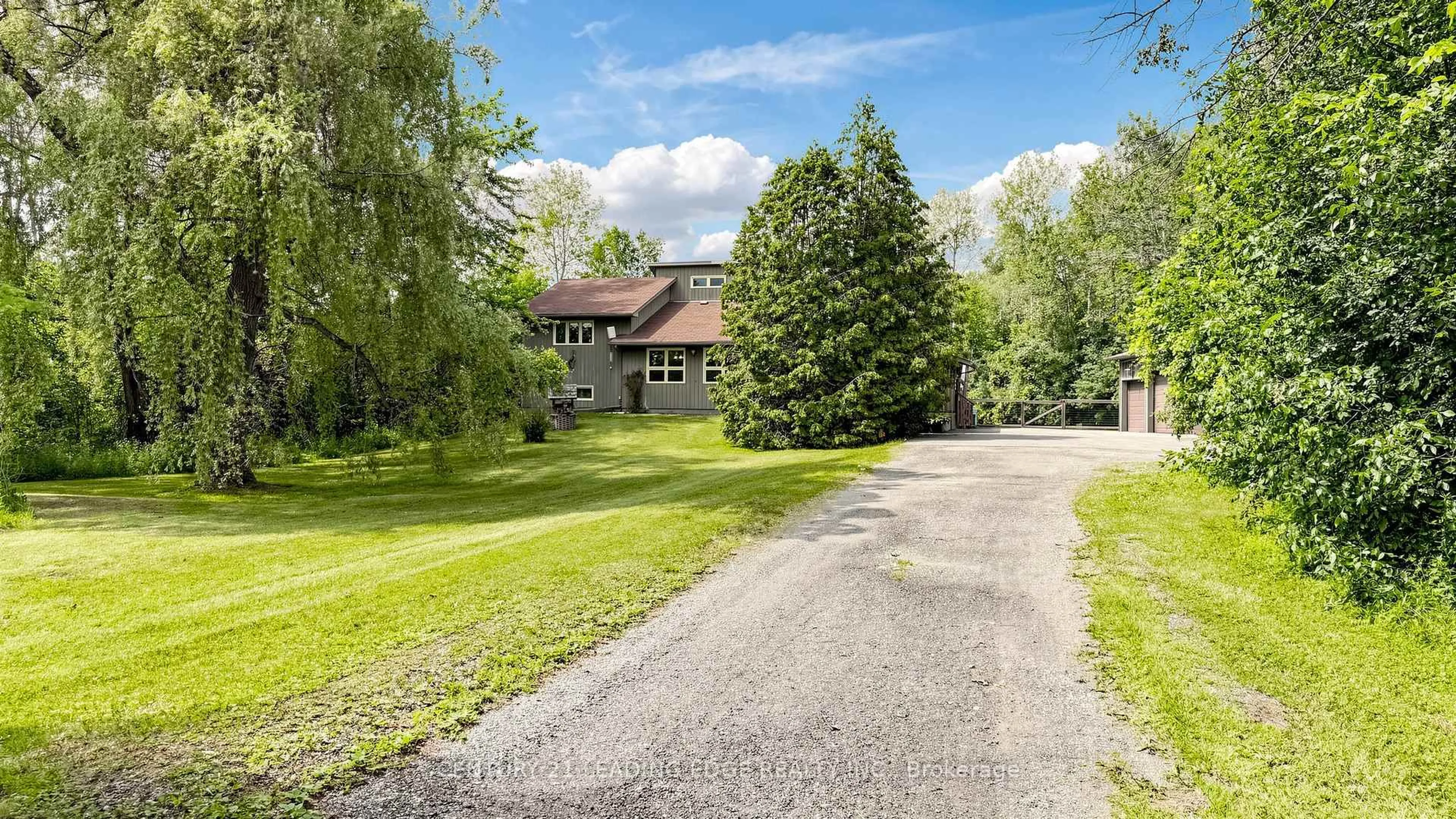A pic from outside/outdoor area/front of a property/back of a property/a pic from drone, street for 6466 Old Homestead Rd, Georgina Ontario L0E 1R0