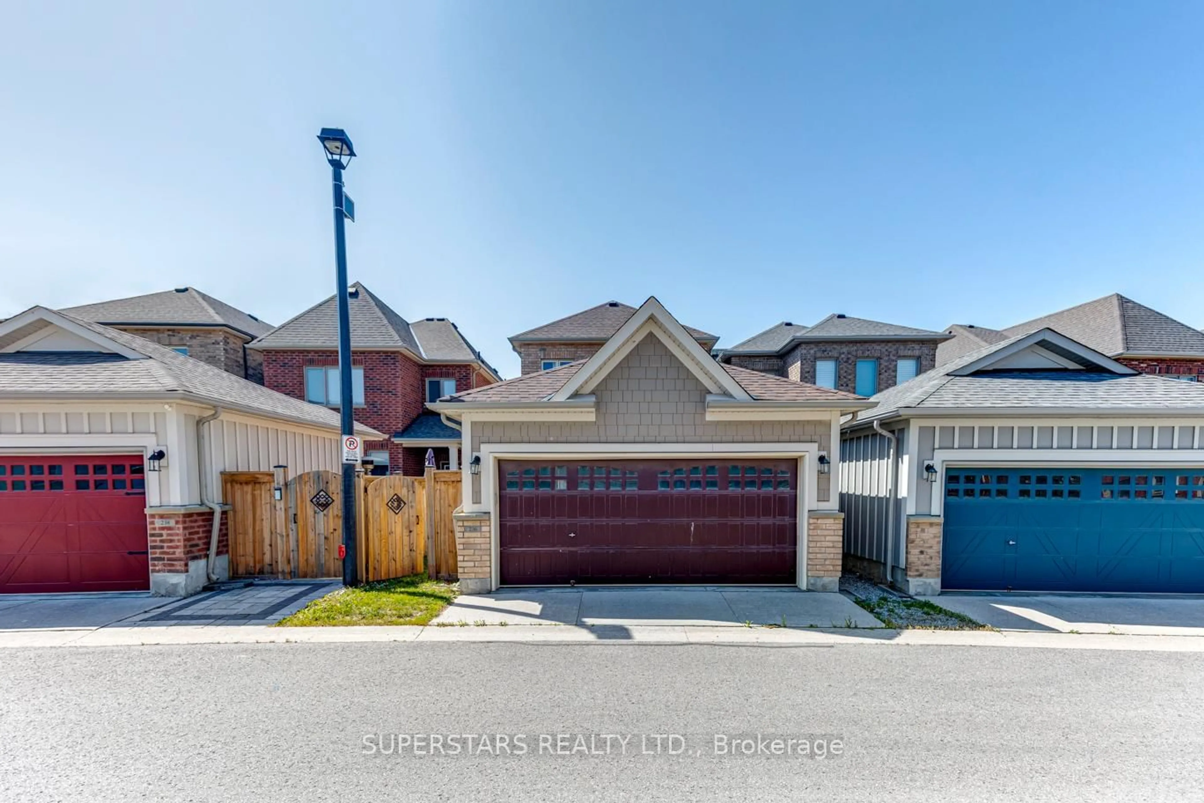 A pic from outside/outdoor area/front of a property/back of a property/a pic from drone, street for 236 Paradelle Dr, Richmond Hill Ontario L4E 1E7