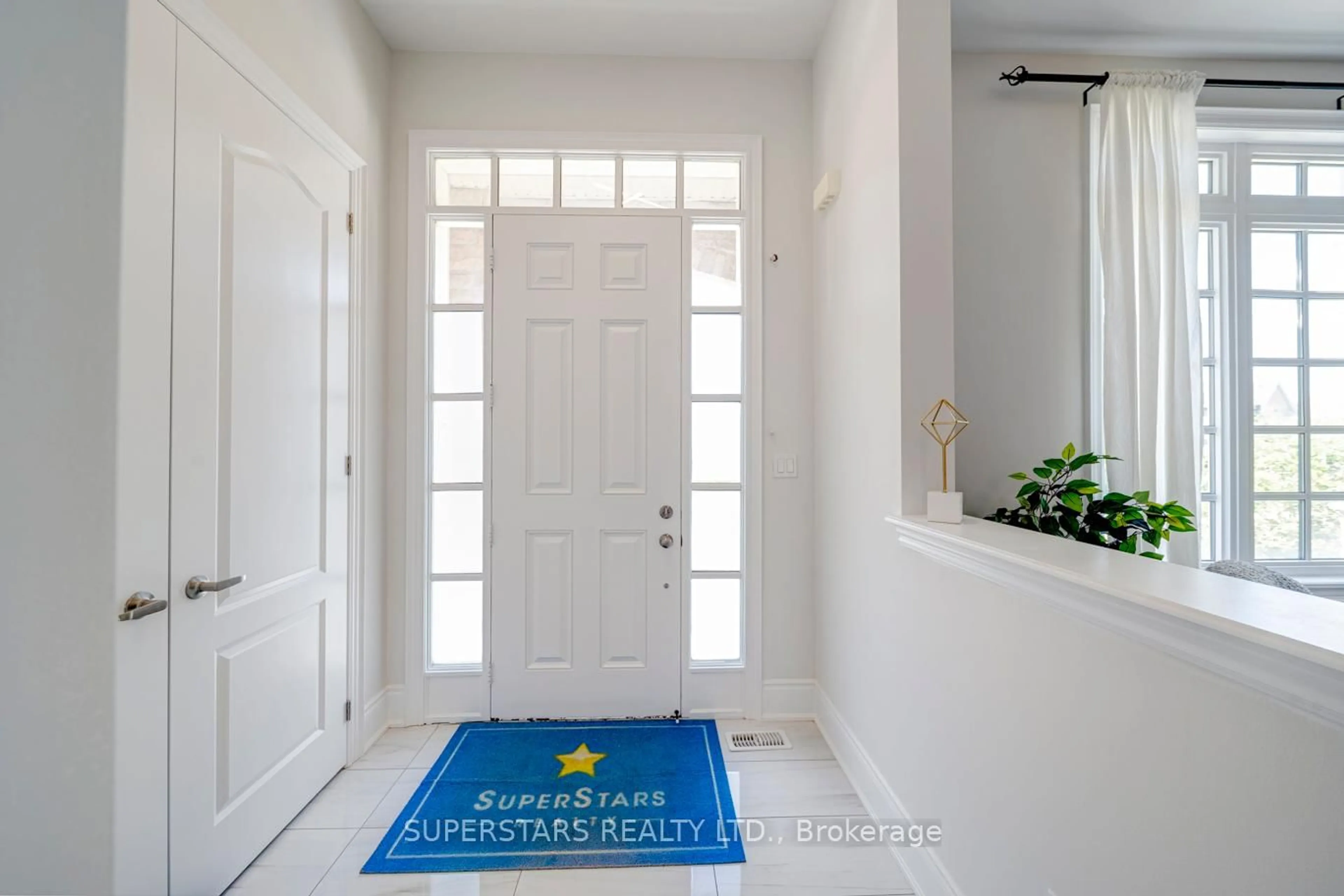 Indoor entryway for 236 Paradelle Dr, Richmond Hill Ontario L4E 1E7